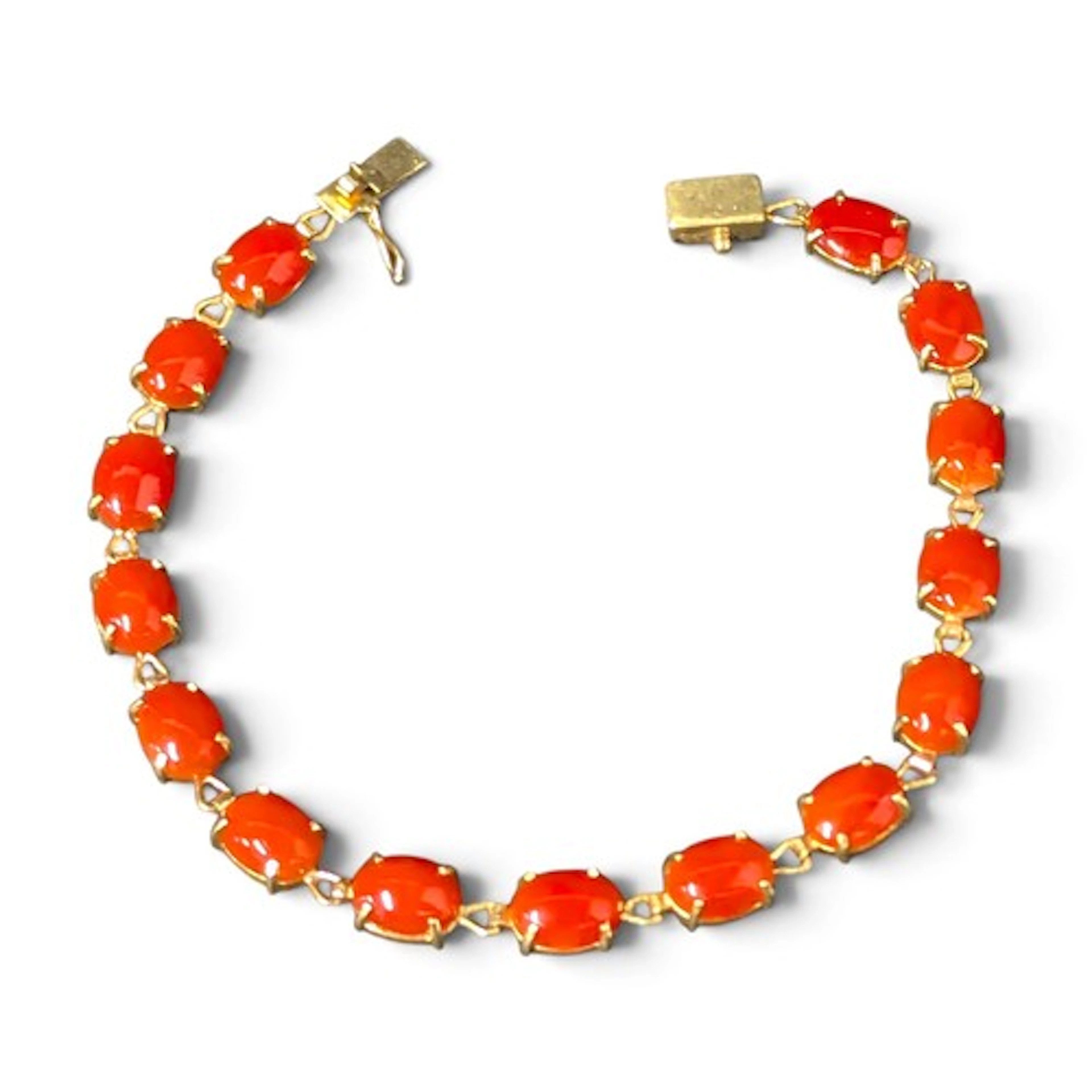 An 18ct gold and carnelian mounted bracelet, 19.5cm long, ma...