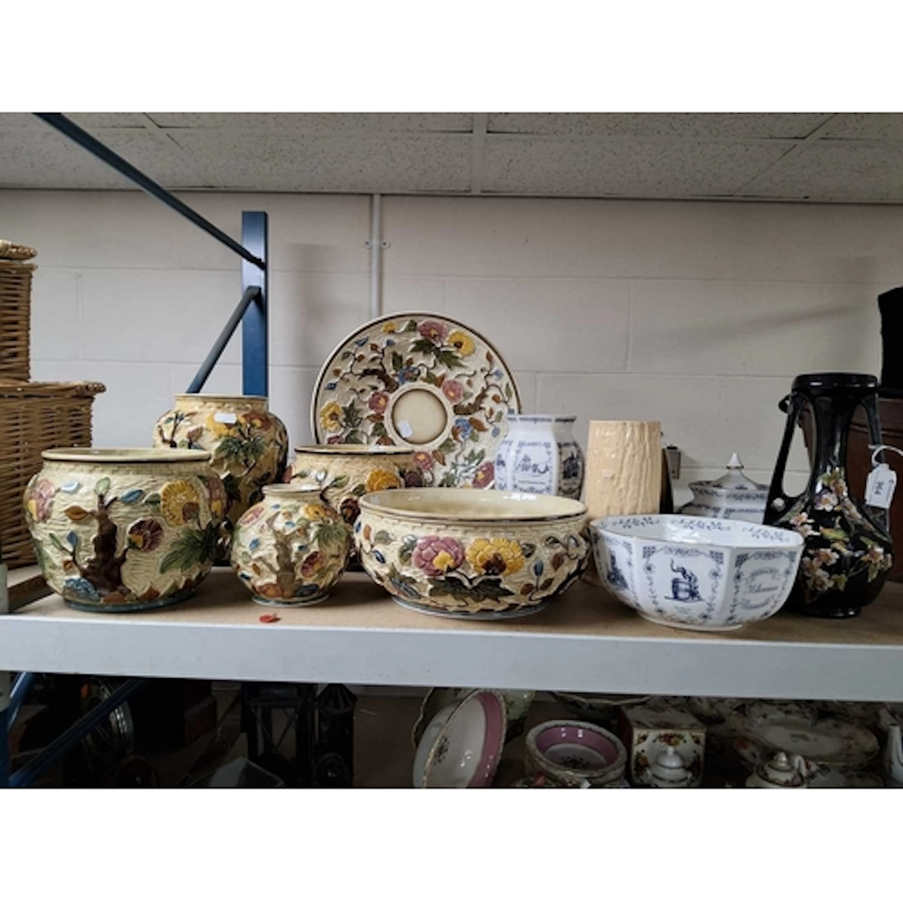 A GROUP OF VINTAGE DECORATIVE CERAMICS to include six pieces...