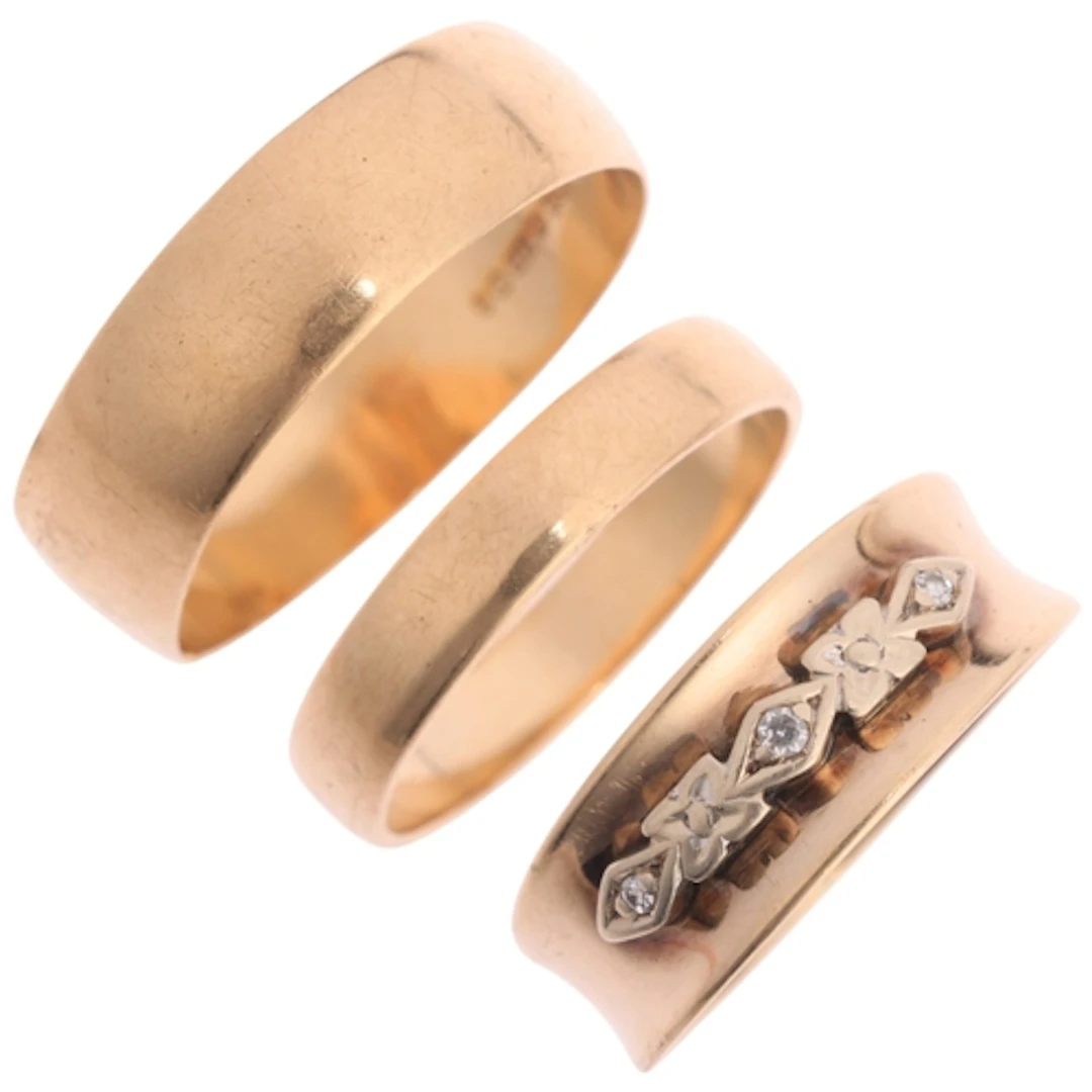 3 x 9ct gold band rings, sizes P, Q, and W, 9.3g total (3)
