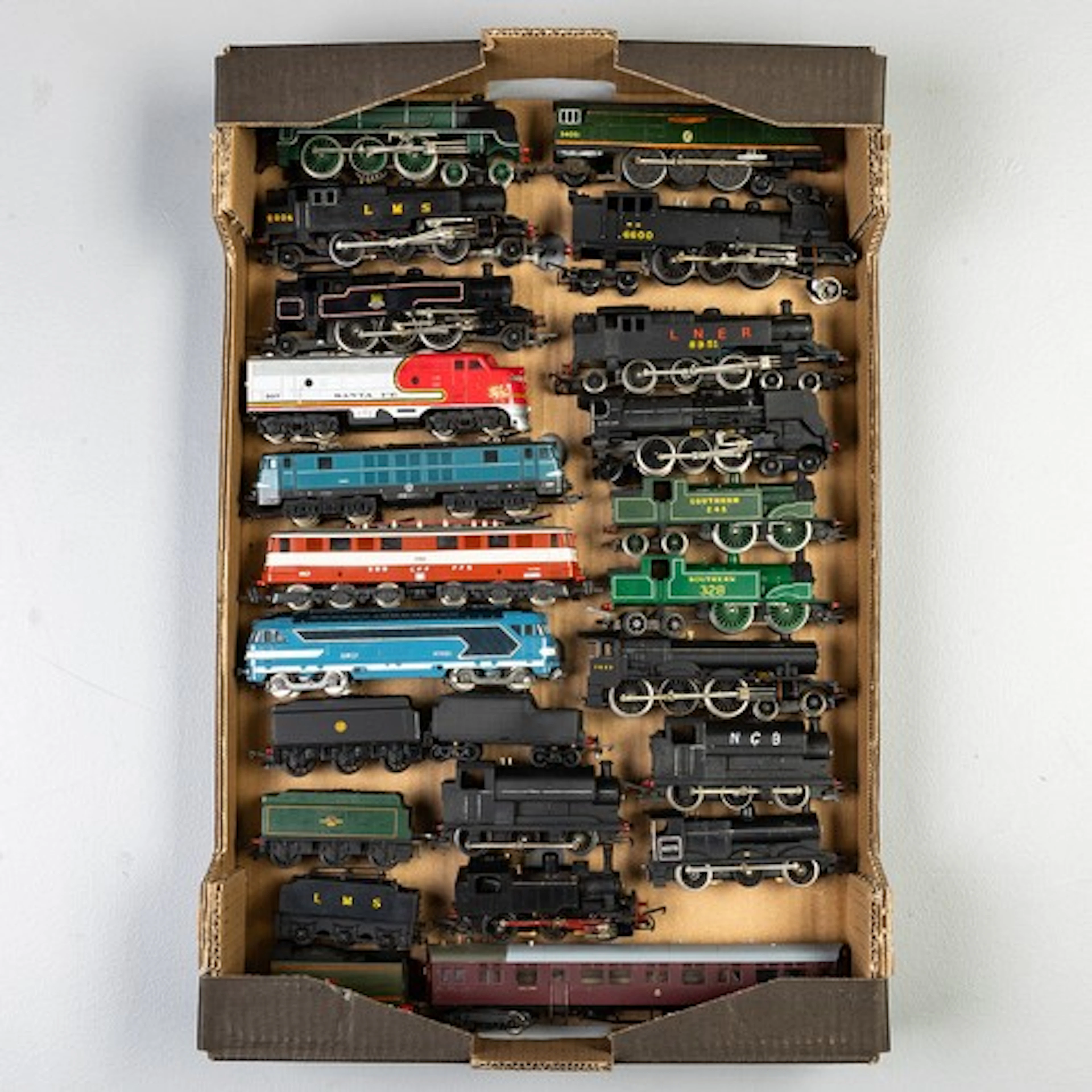 Fruit tray containing 19 x 00 gauge locomotives and tenders ...
