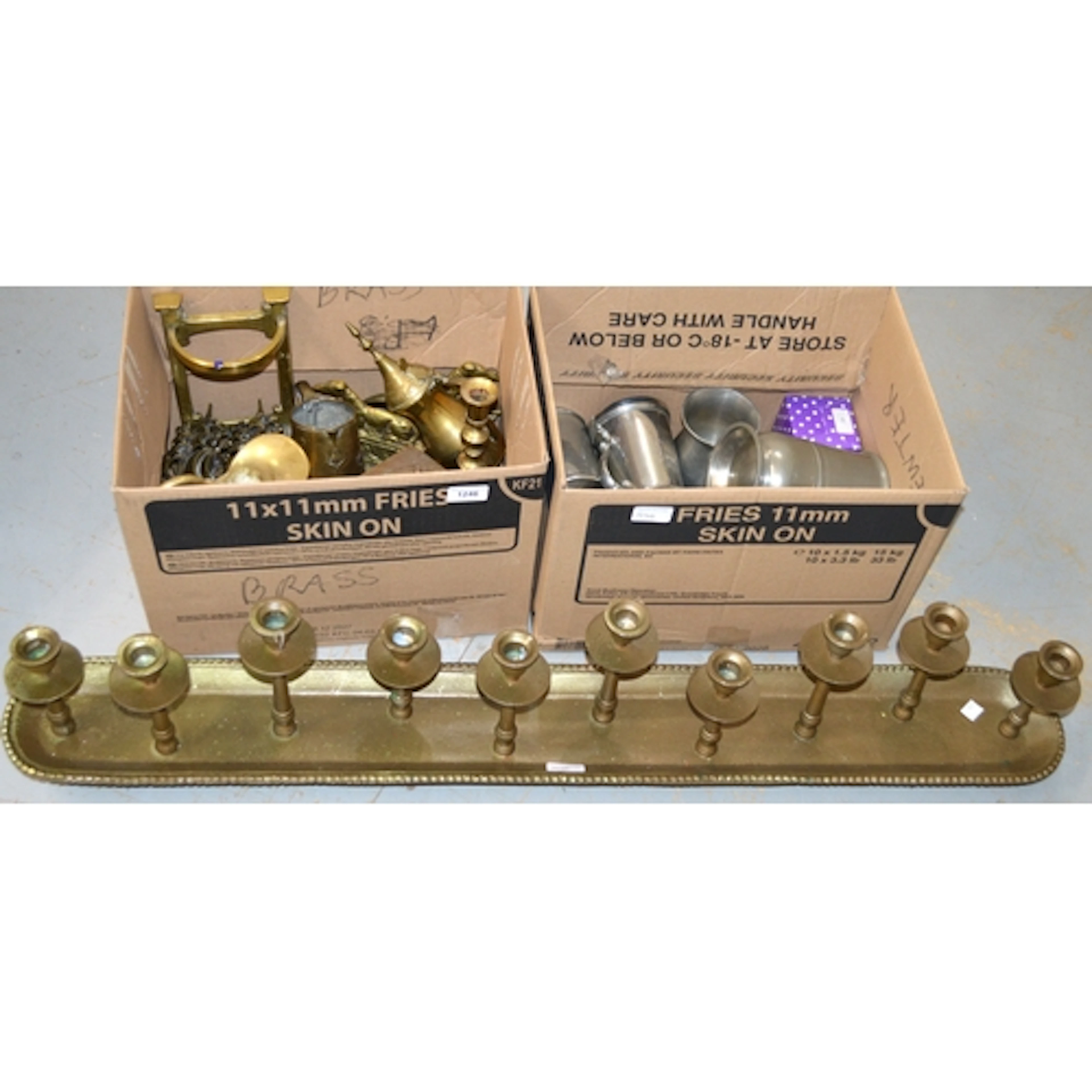 Quantity of various brass ware, including a Art Nouveau bras...