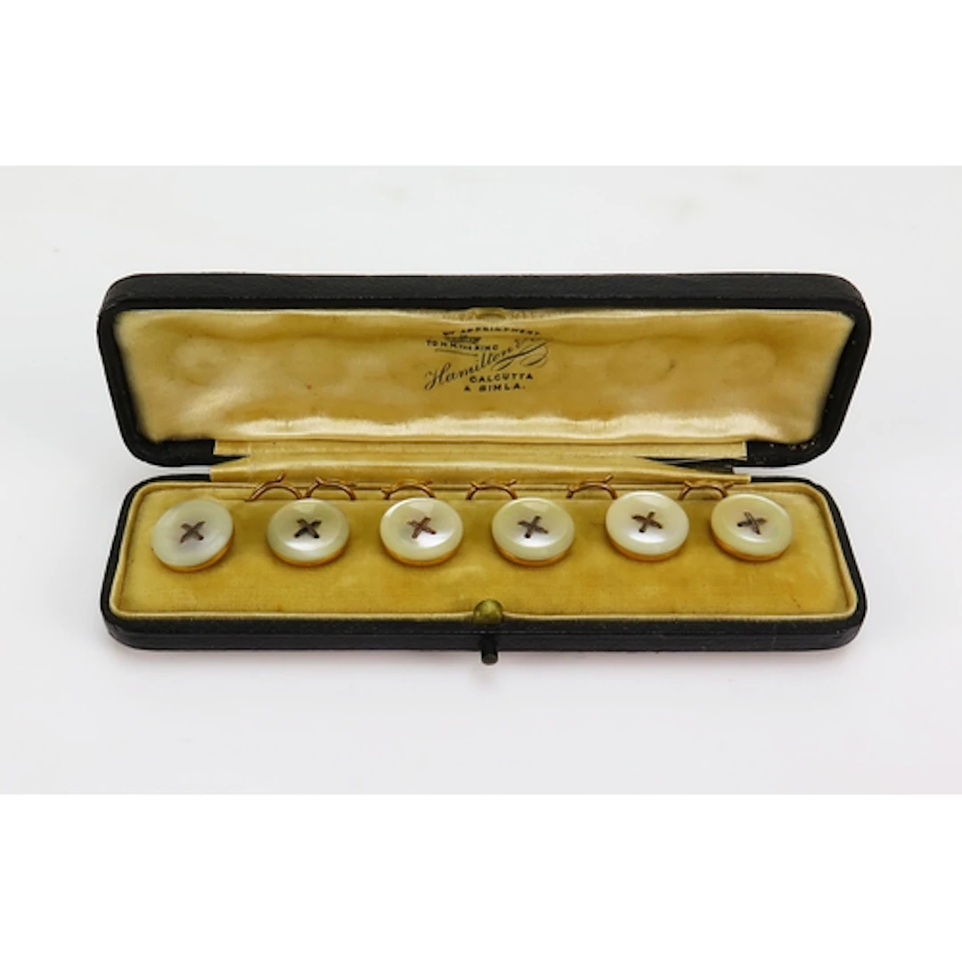 A cased set of six mother of pearl and 9ct gold mounted butt...