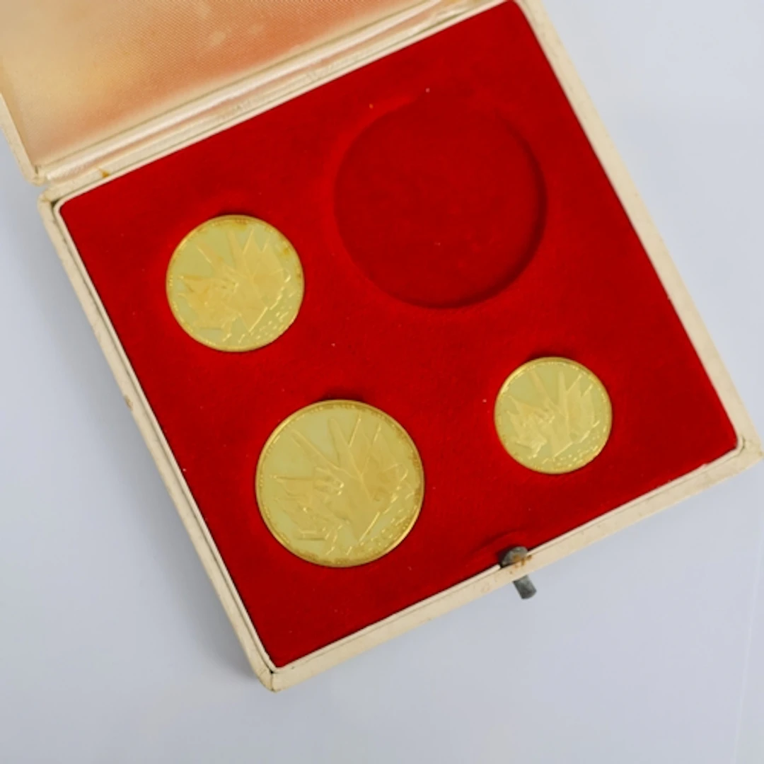A Sir Winston Churchill 'Victory' 18ct yellow gold part coin...