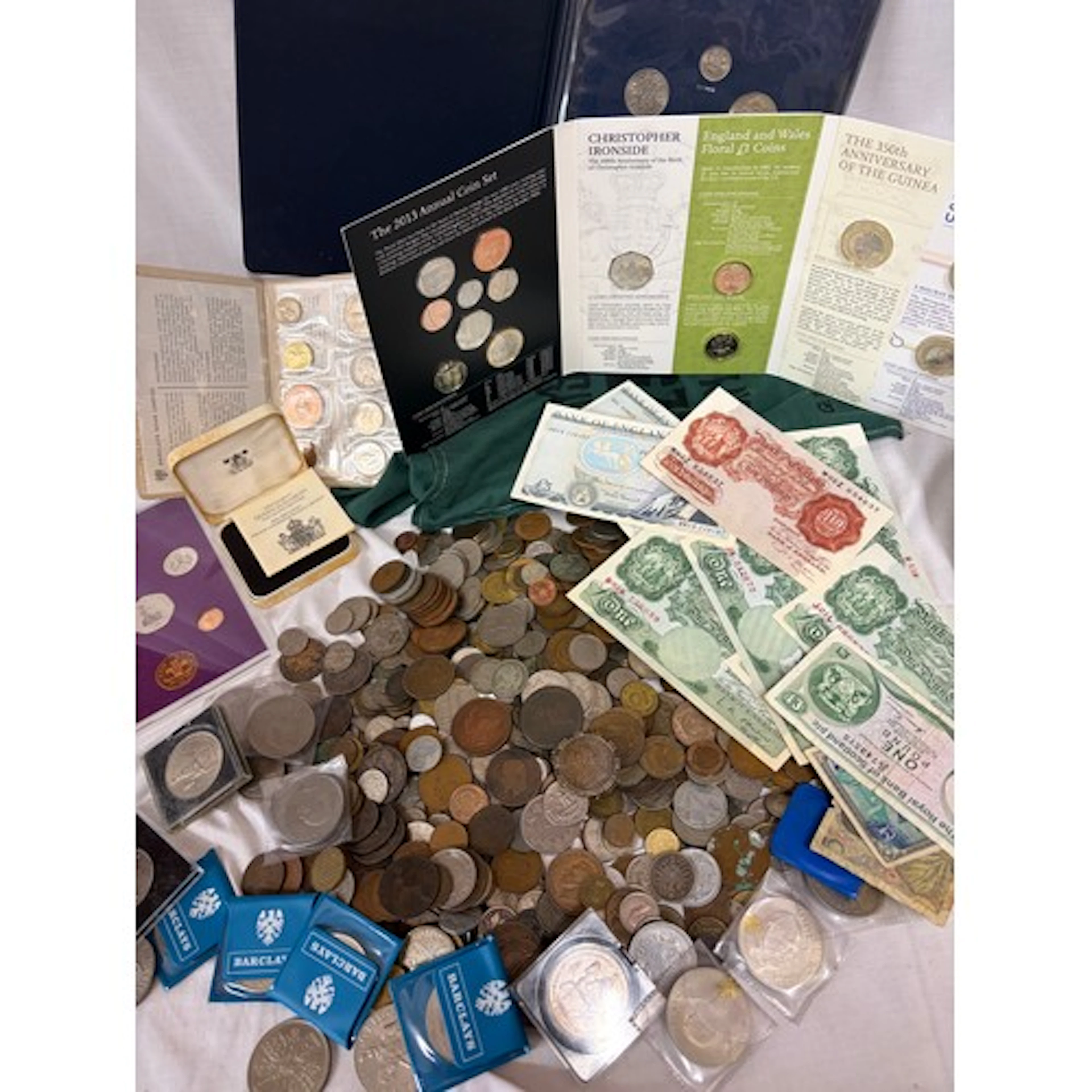 A collection of world wide mixed coinage and notes to includ...