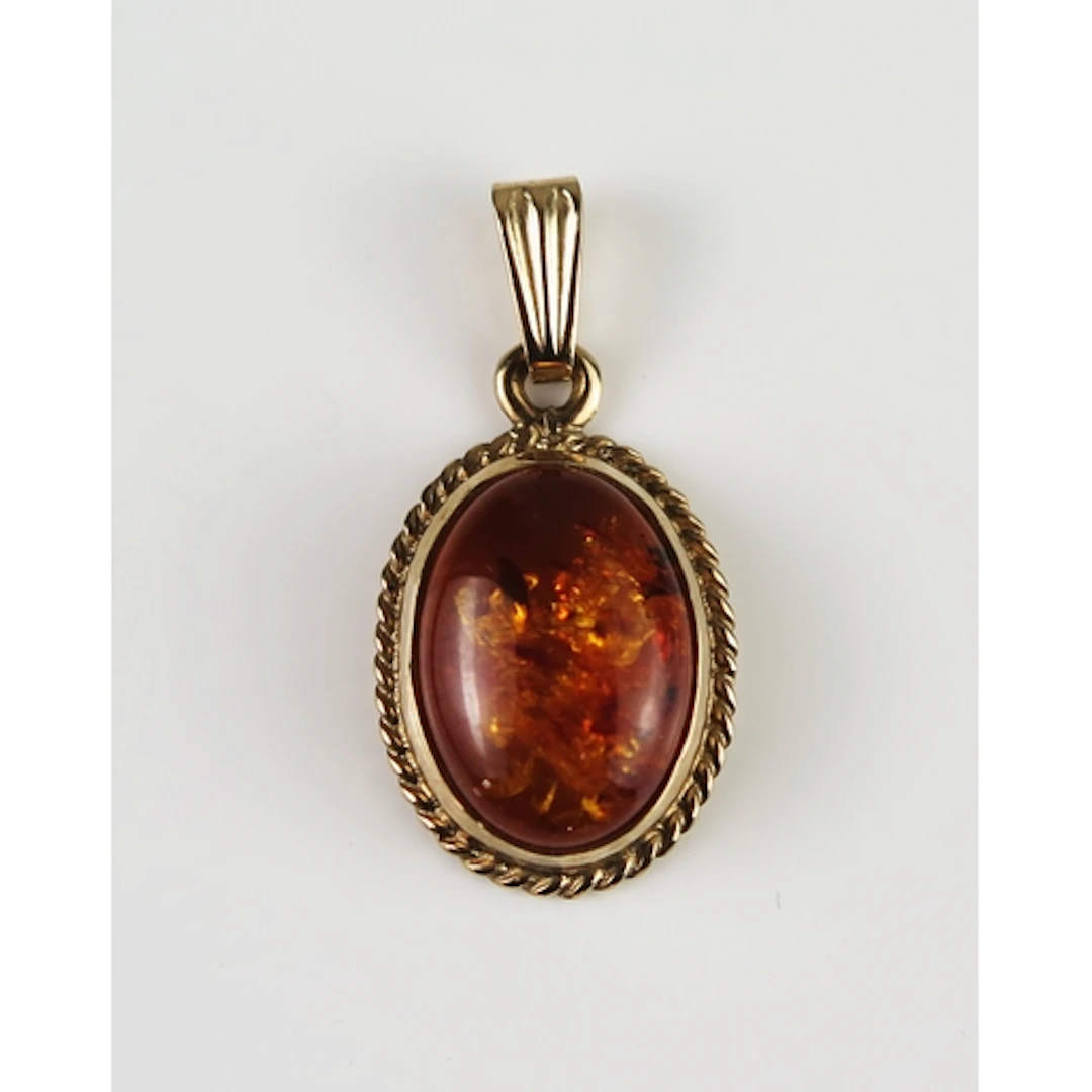 An amber pendant in a 9ct yellow gold setting, 26.8mm drop, ...