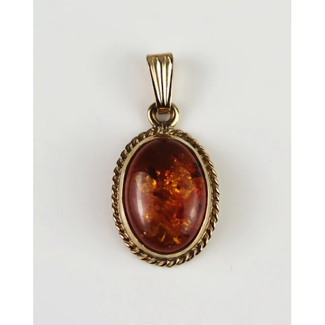 An amber pendant in a 9ct yellow gold setting, 26.8mm drop, ...