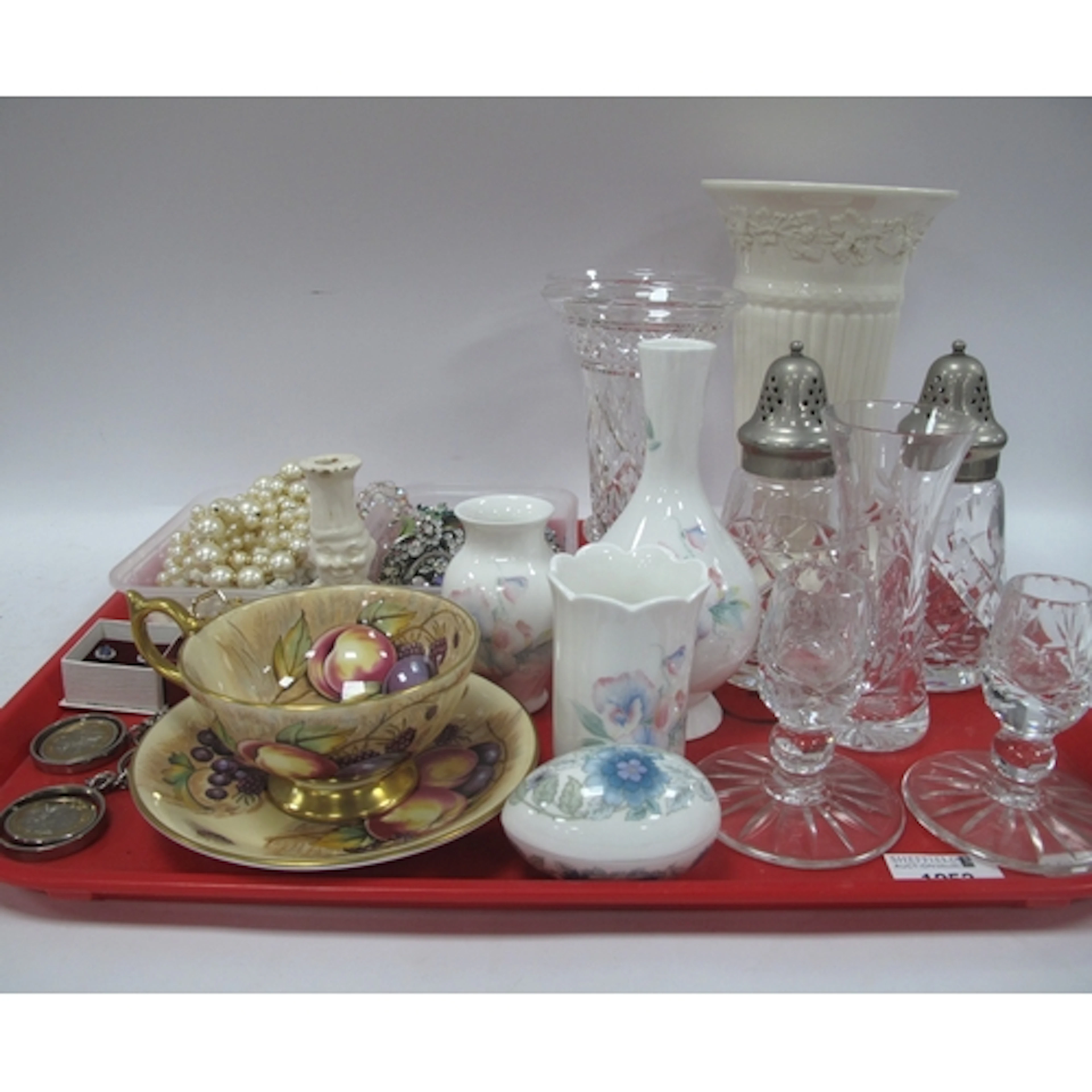 Jewellery and collectables, including costume jewellery with...