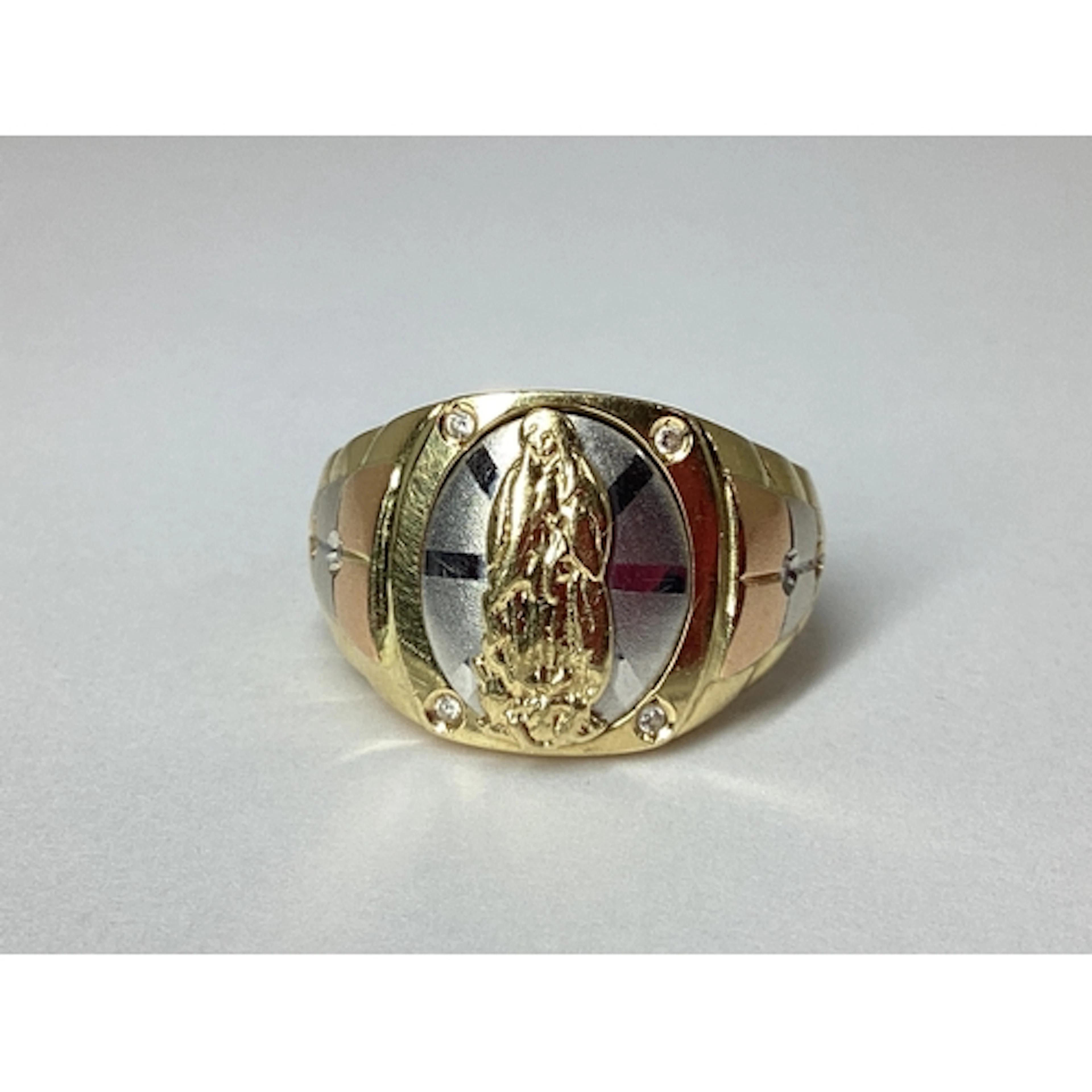 A Decorative Chunky Tri-Colour Ring, the centre oval panel (...