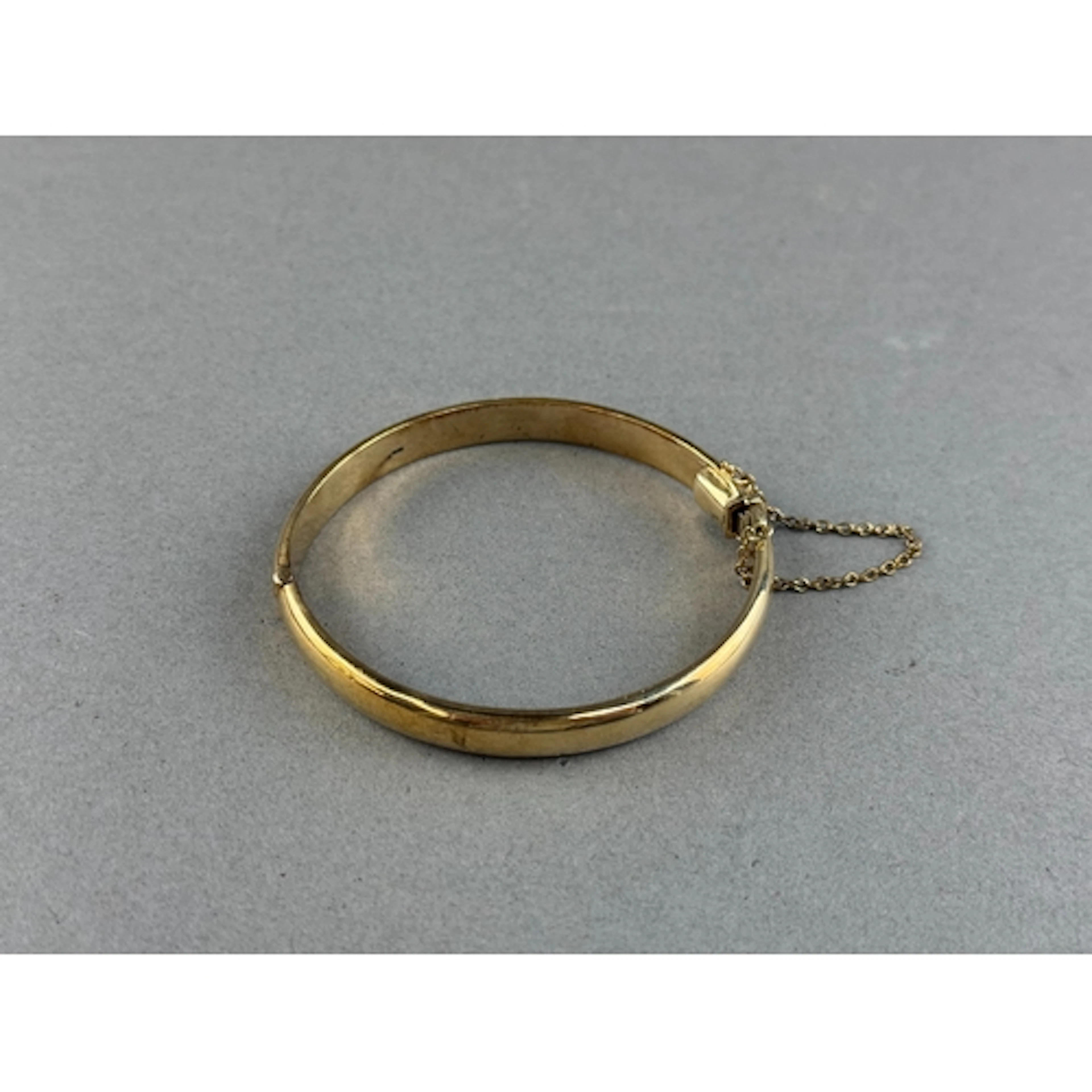 Jewellery: 9ct gold plain hinged bangle with box and tongue ...