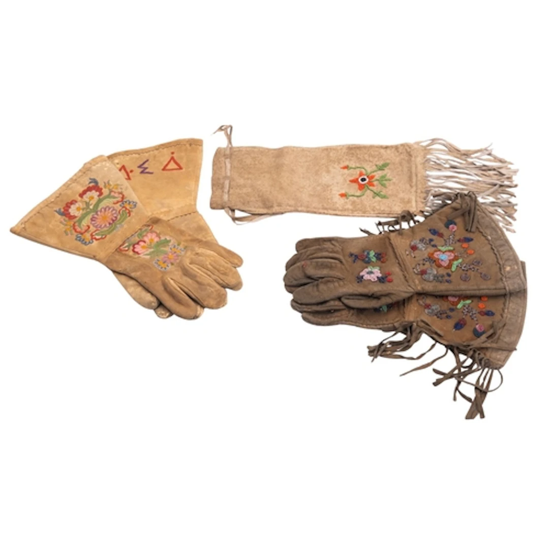 A pair of Native American Indian gauntlet style gloves with ...
