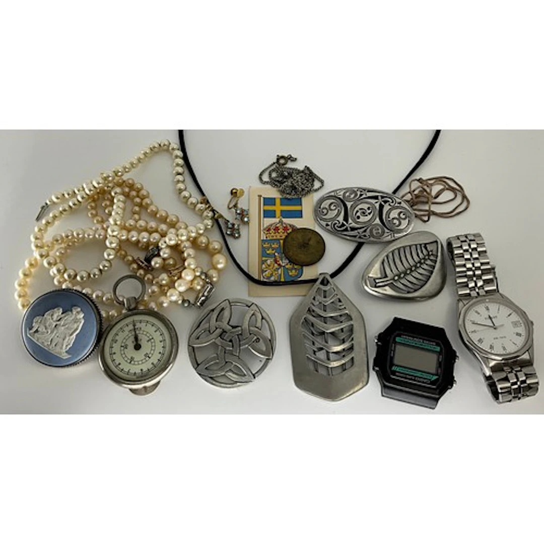 Jewellery & Watches - a 9ct gold chain fragment, stamped 9c,...