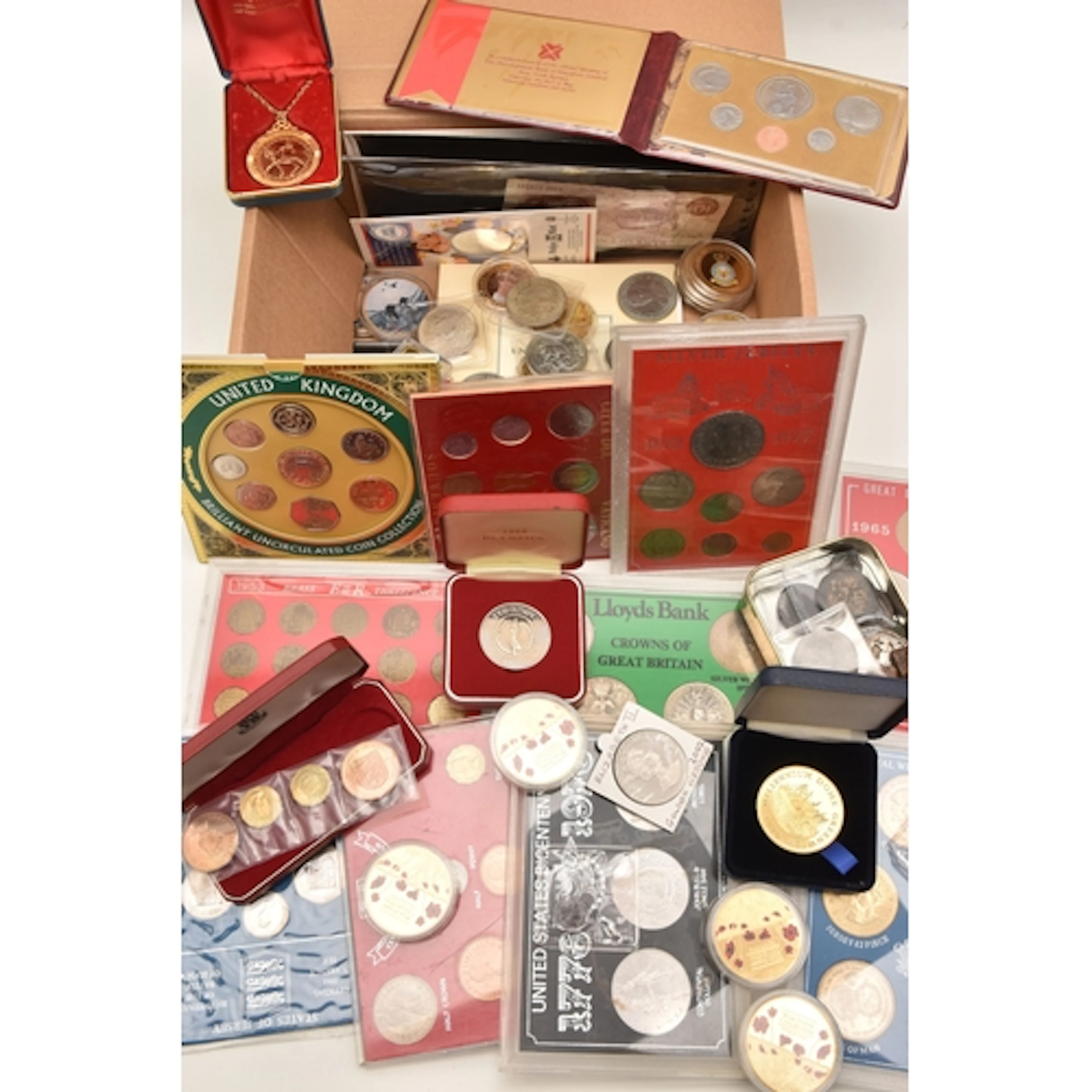 A CARDBOARD BOX CONTAINING MIXED COINS AND COMMEMORATIVES TO...