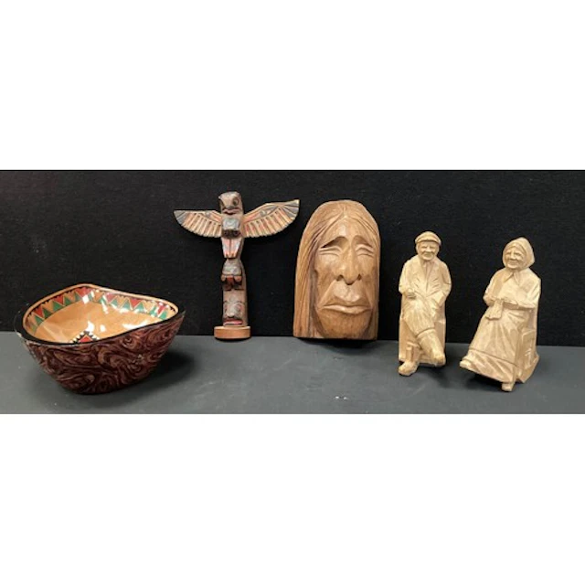 Tribal Art - American indian - a Jimmy John carves totem pol...