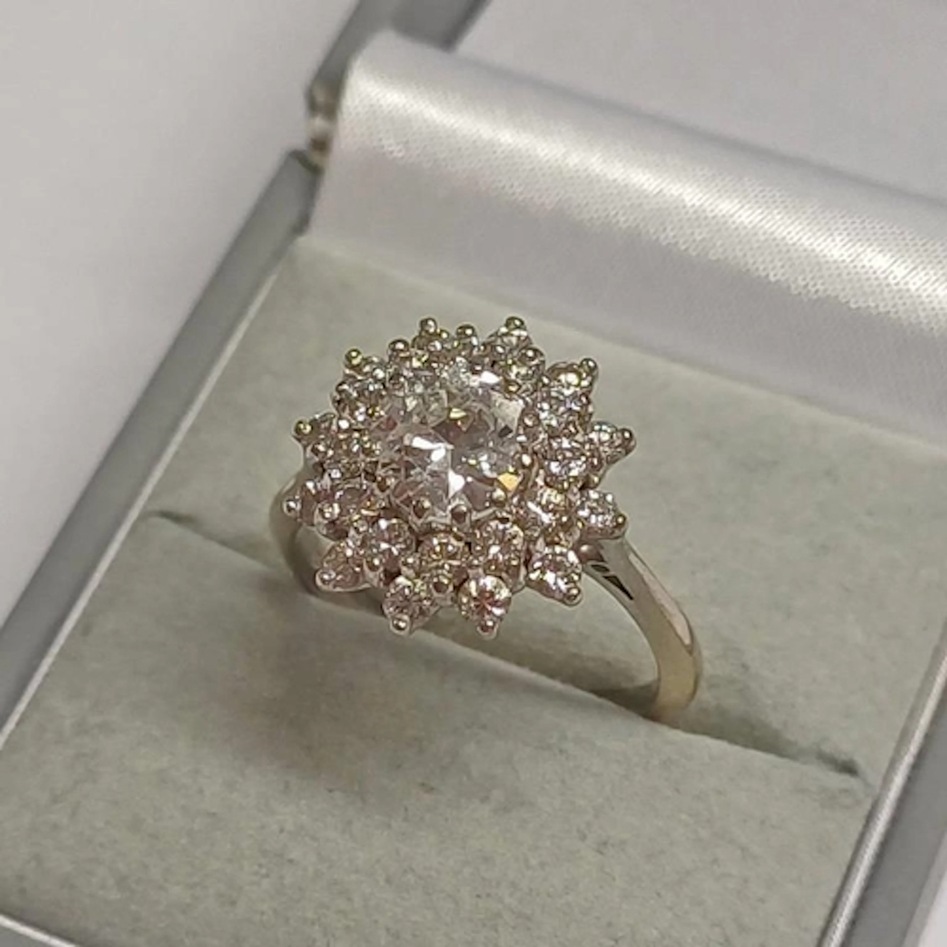 18CT GOLD DIAMOND CLUSTER RING, THE CENTRAL BRILLIANT CUT DI...