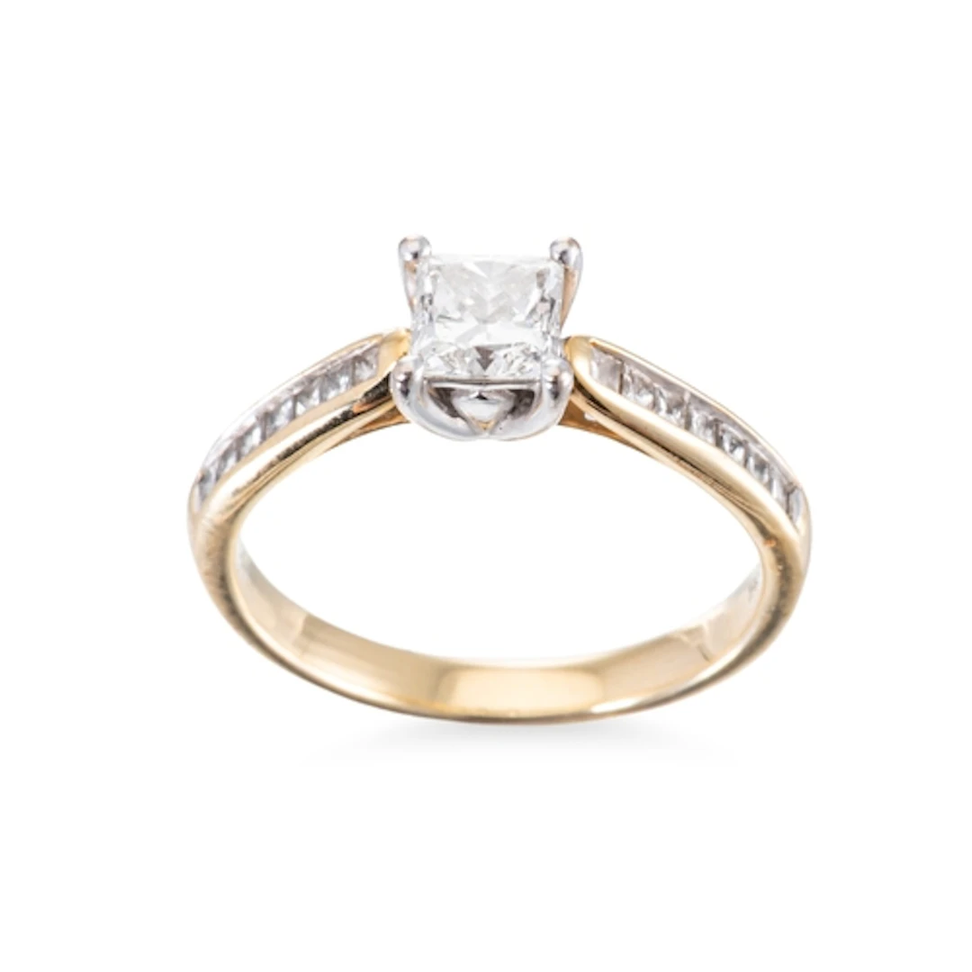 A DIAMOND SOLITAIRE RING, mounted in 18ct yellow gold to dia...