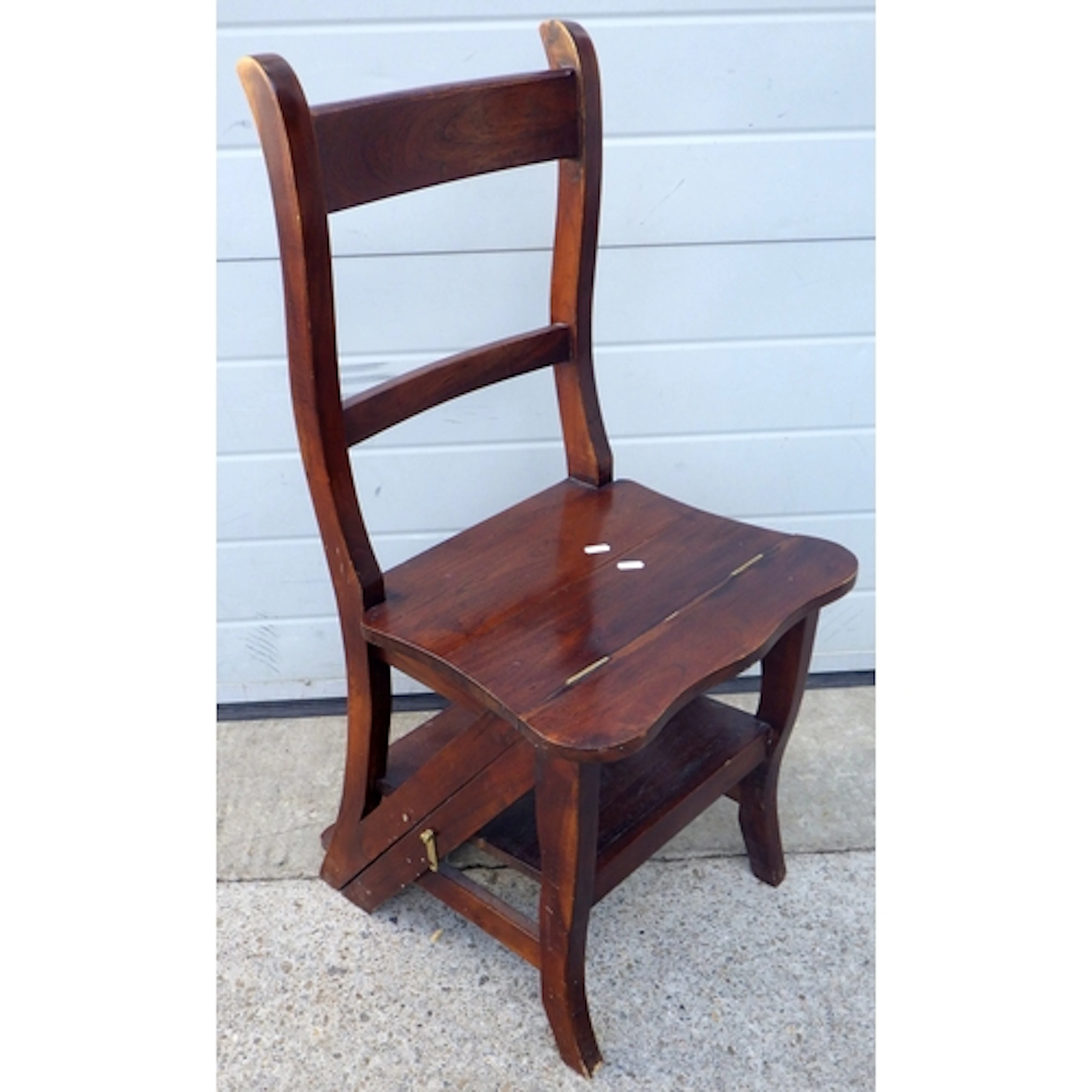 A reproduction metamorphic library chair