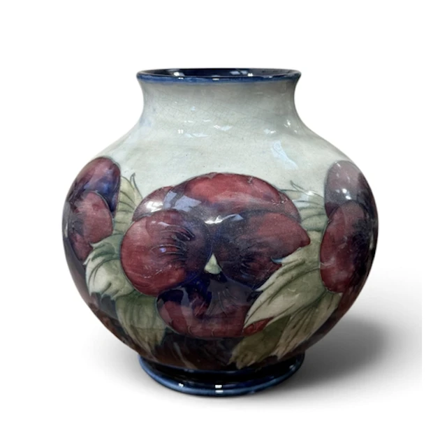 WILLIAM MOORCROFT : PANSIES VASE 18cm. Signed to verso. ...