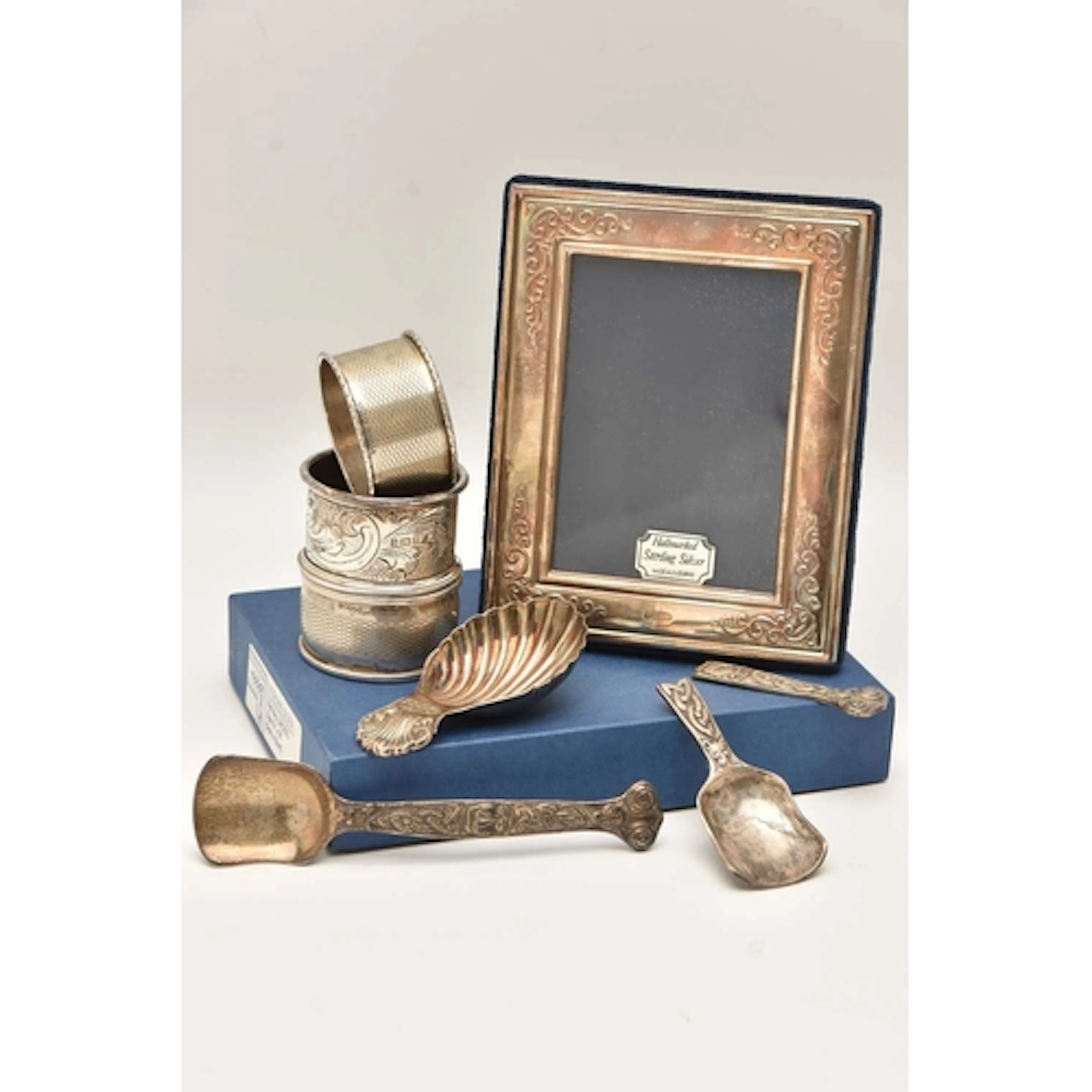 AN ASSORTMENT OF SILVER ITEMS, to include a shell shape cadd...