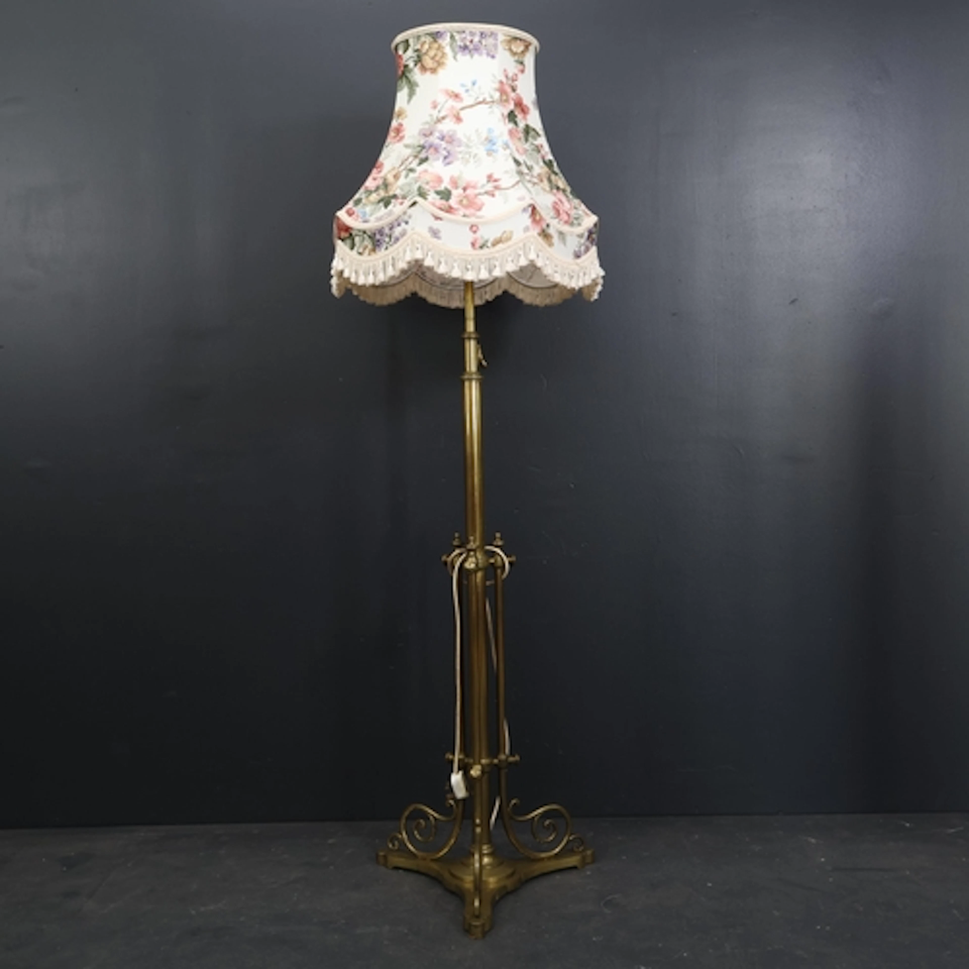 A Vintage telescopic brass standard lamp with floral shade. ...
