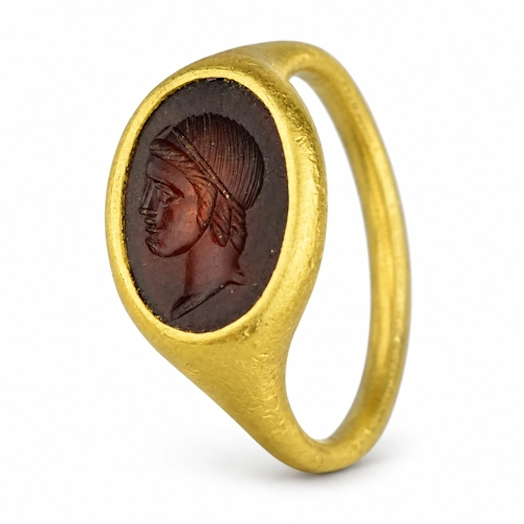 A gold ring set with an ancient Hellenistic sard intaglio de...