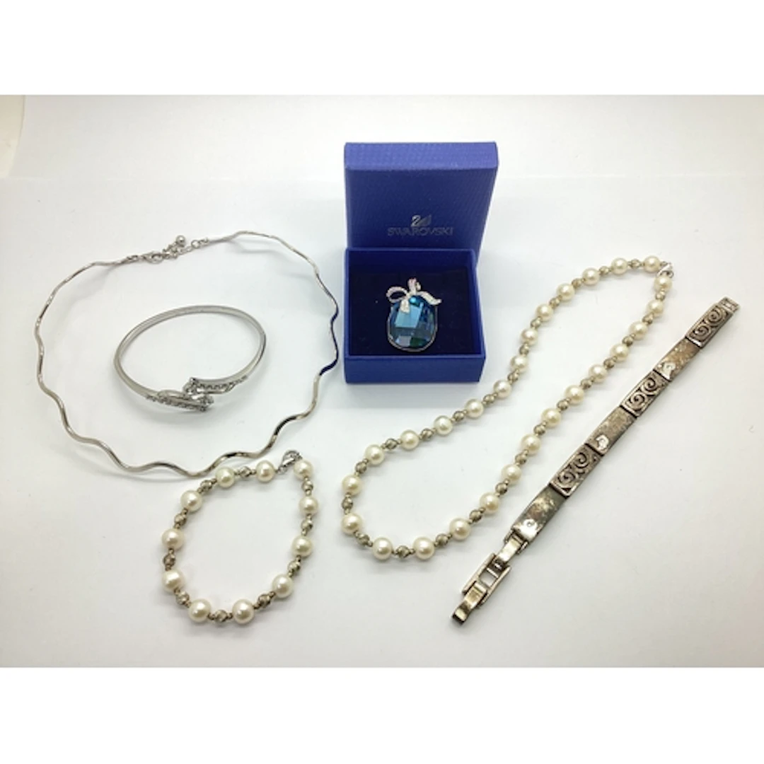 A Single Strand Pearl Bead Necklace, with textured bead spac...