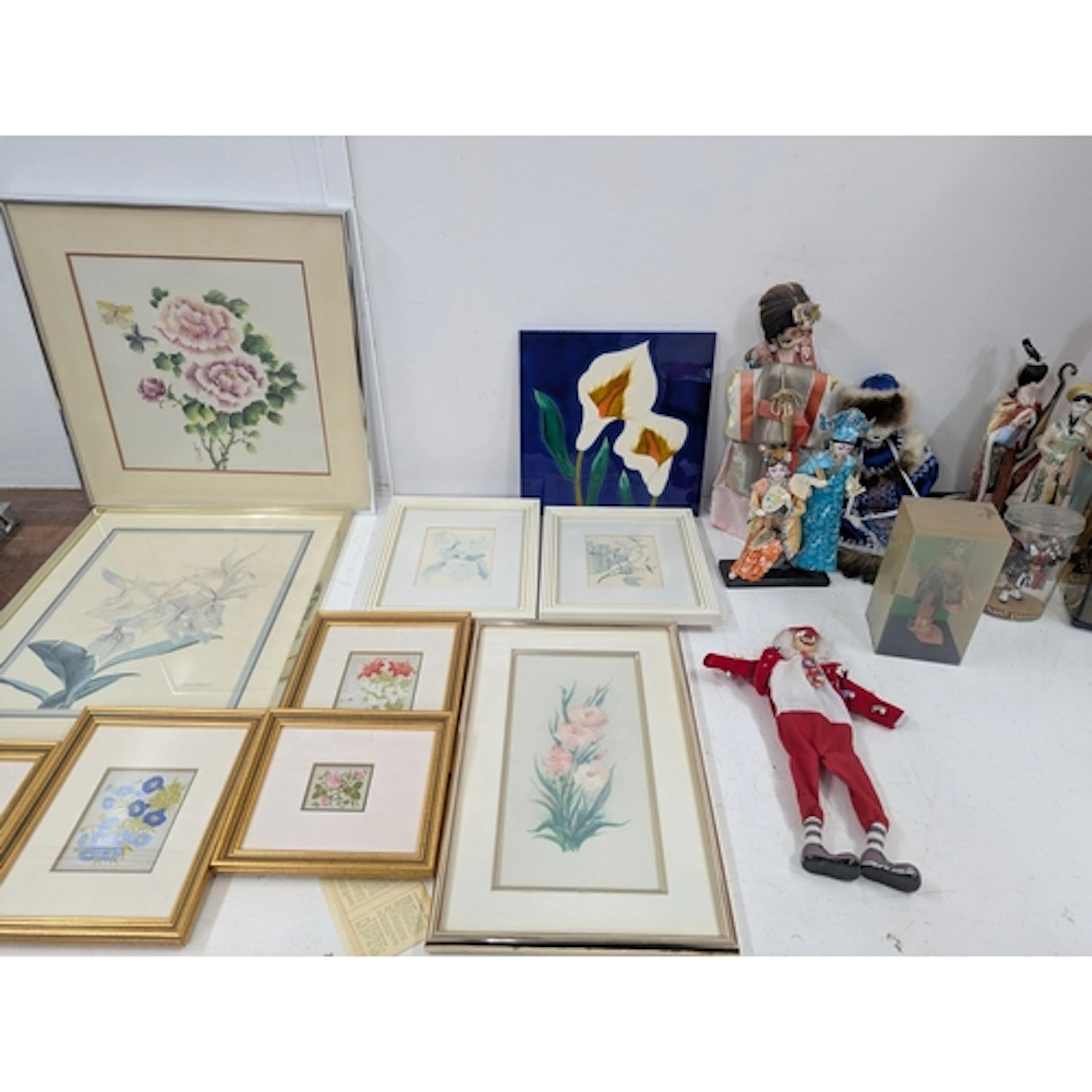 A mixed lot to include a group of traditional style Japanese...
