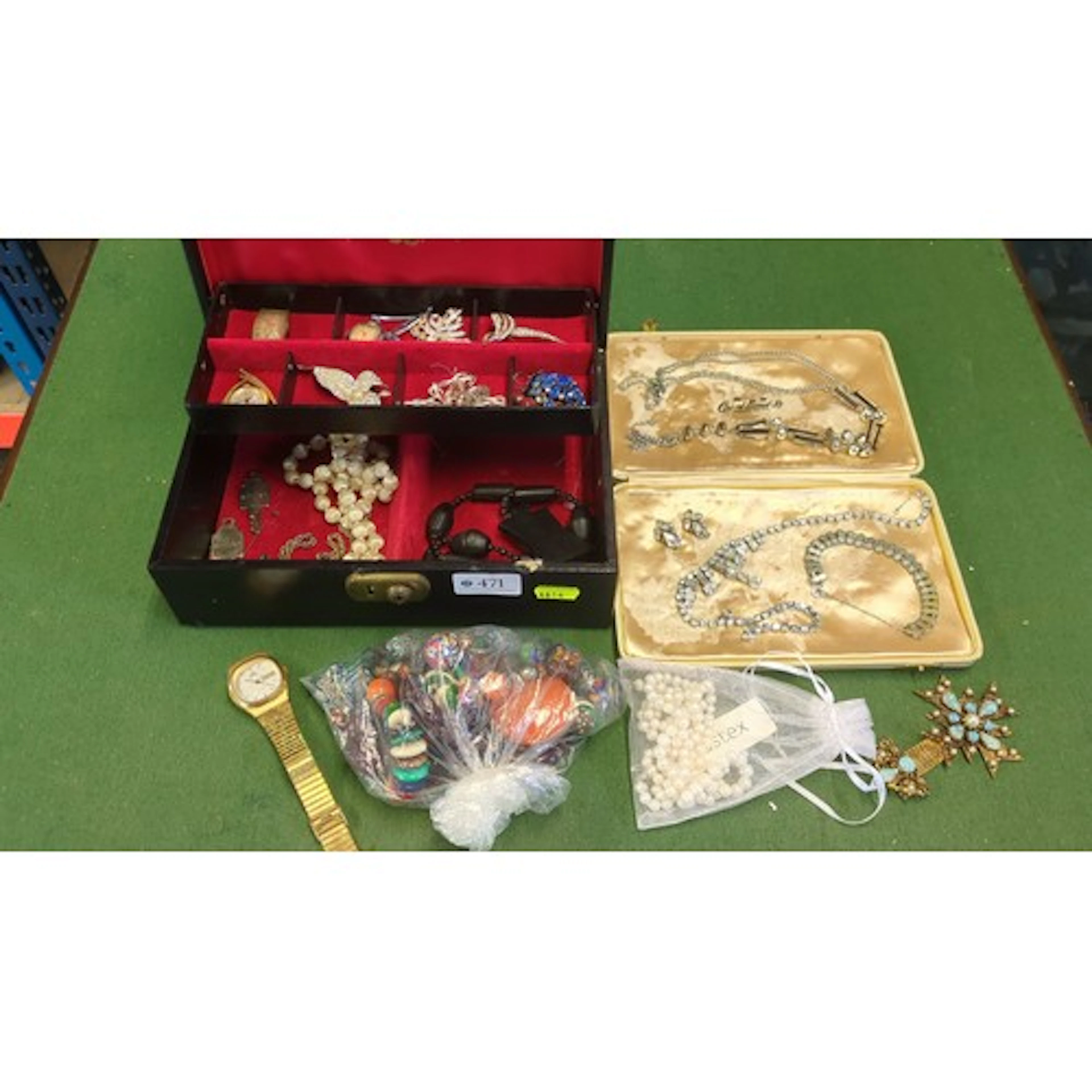 A mixed group of costume jewellery and accessories, includin...