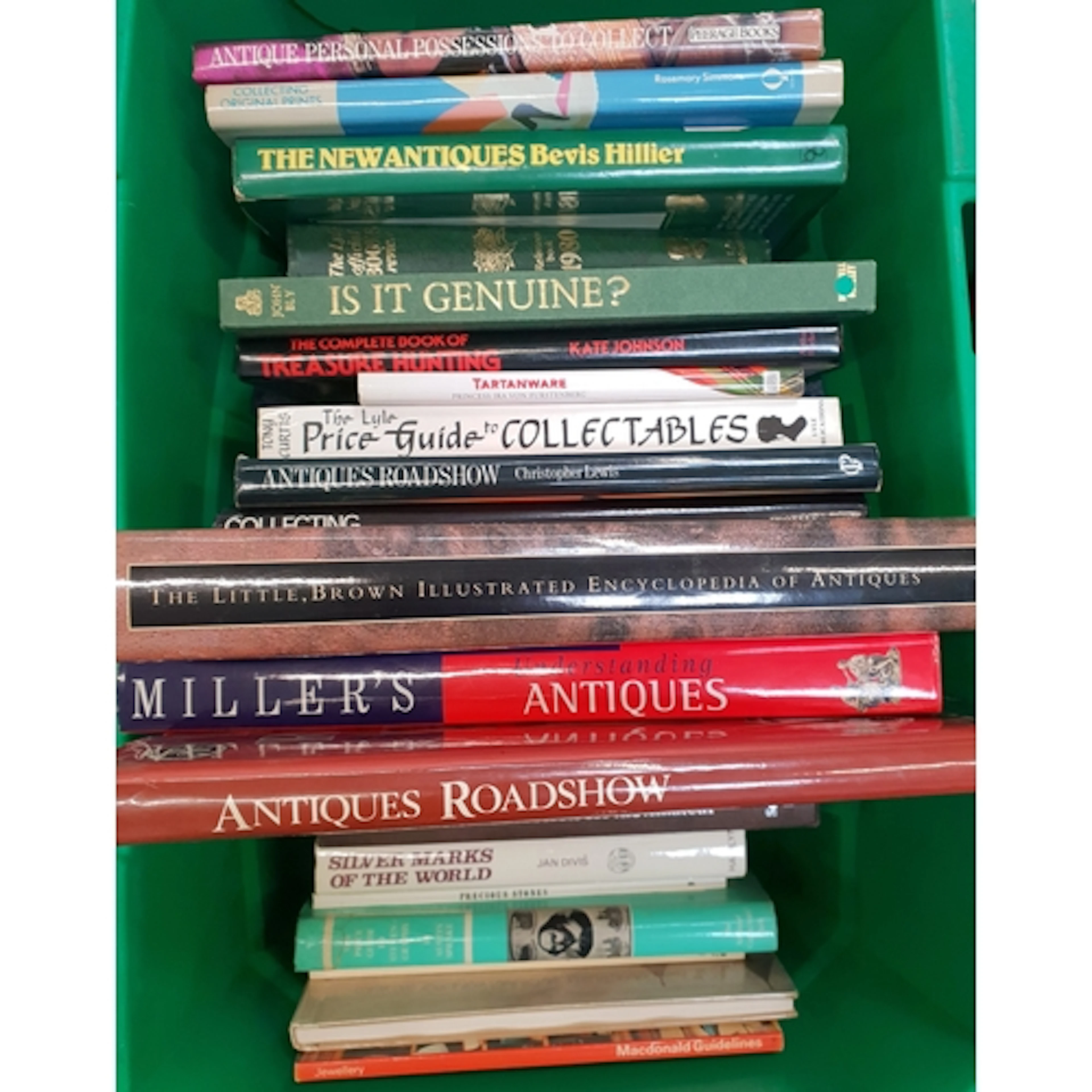 COLLECTION OF BOOKS ON THE TOPIC OF ANTIQUES AND COLLECTING ...