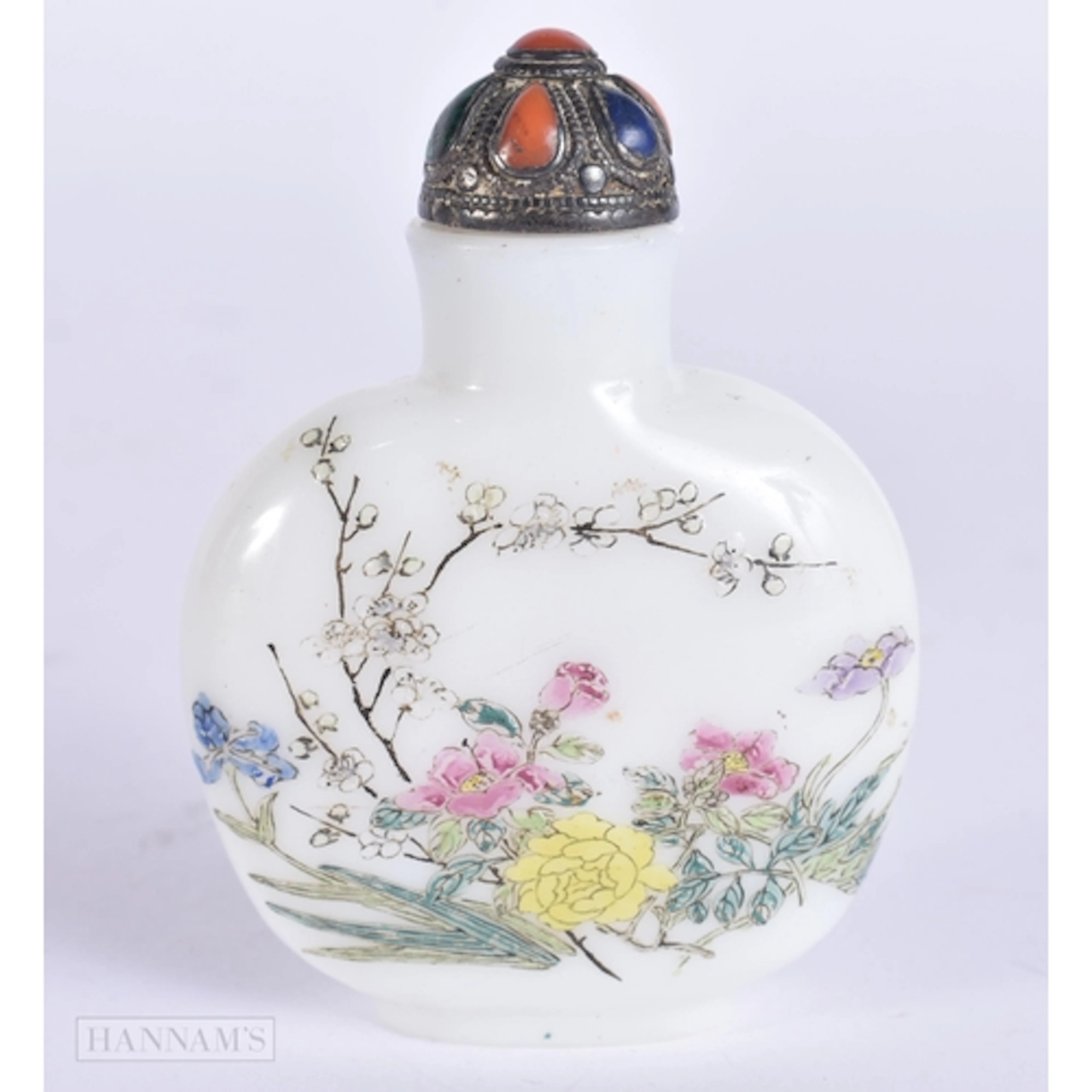 A CHINESE QING DYNASTY FAMILLE ROSE ENAMELLED MILK GLASS SNU...