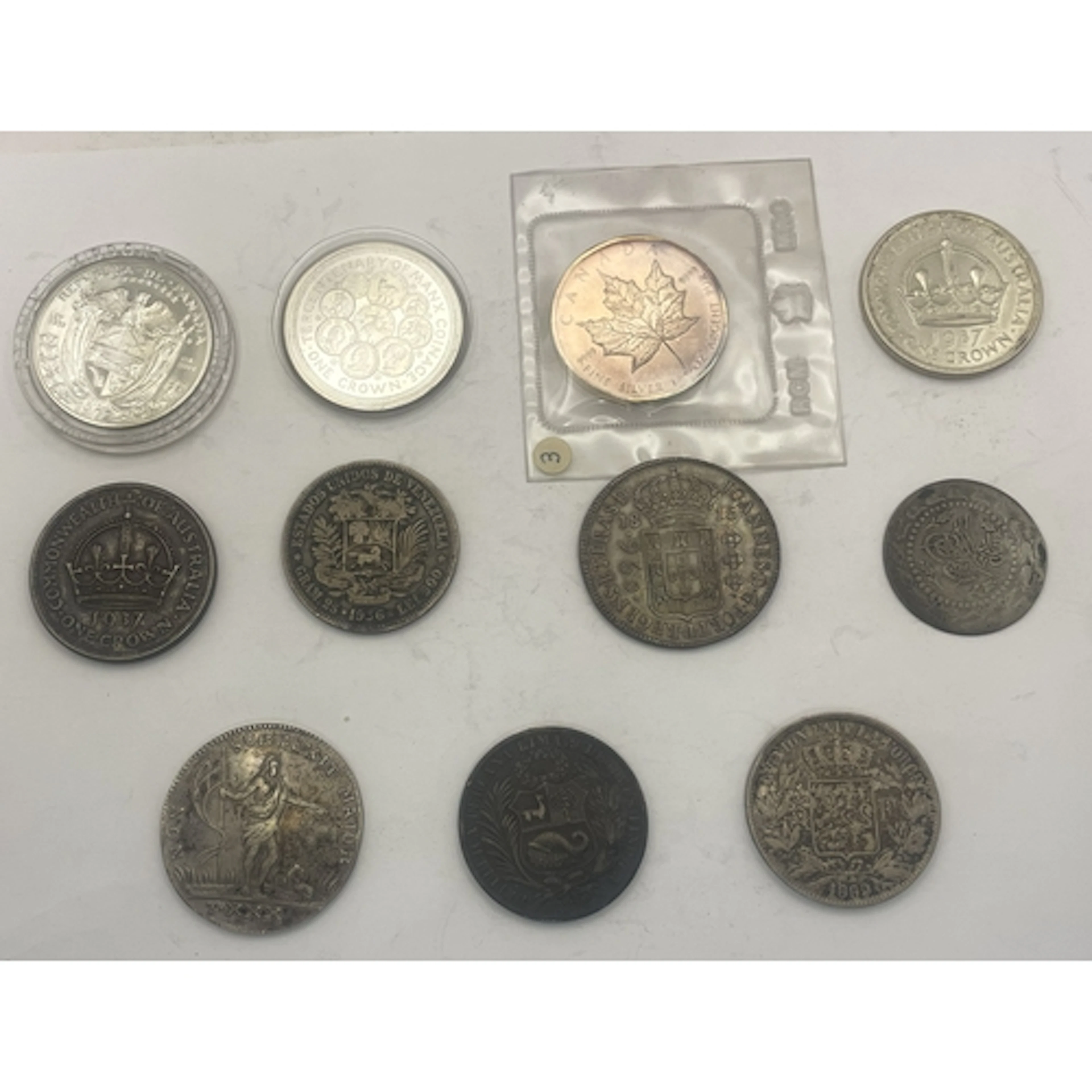 A collection of Silver coins to include a Panama 1 Balboa co...