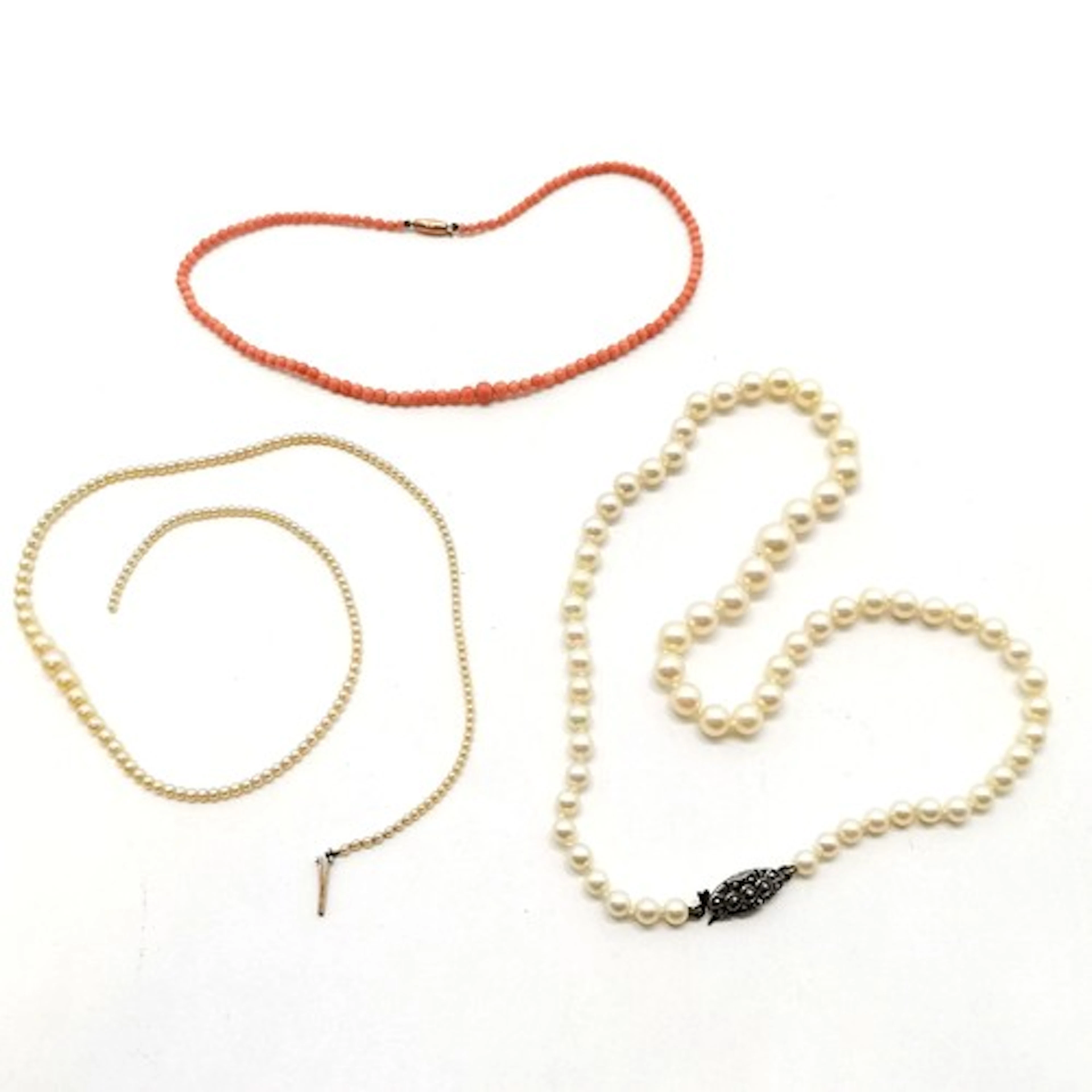 Short strand of graduated coral beads (19cm) with Ciro gold ...