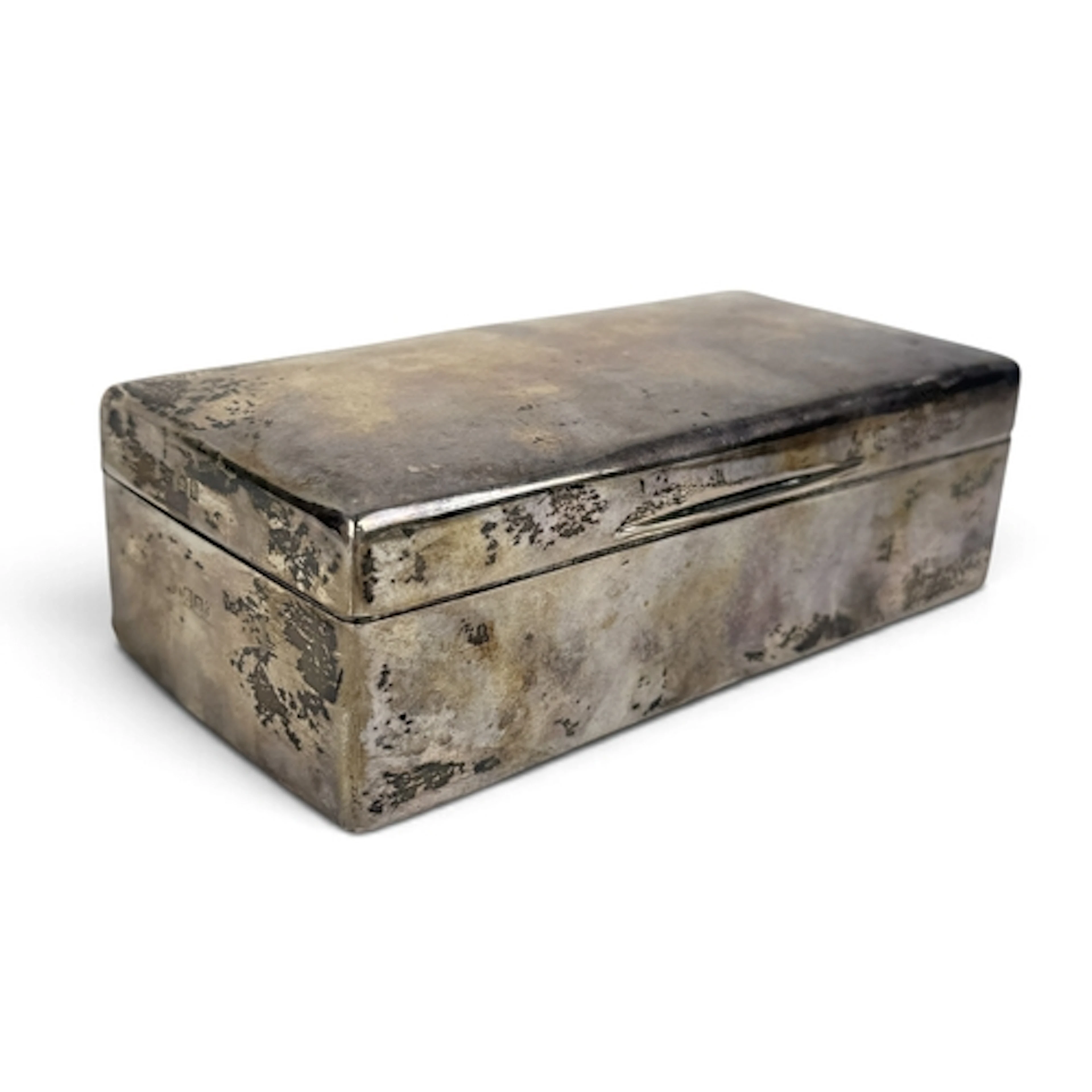 A GEORGE V RECTANGULAR SILVER CIGARETTE BOX, LONDON 1913 Wit...