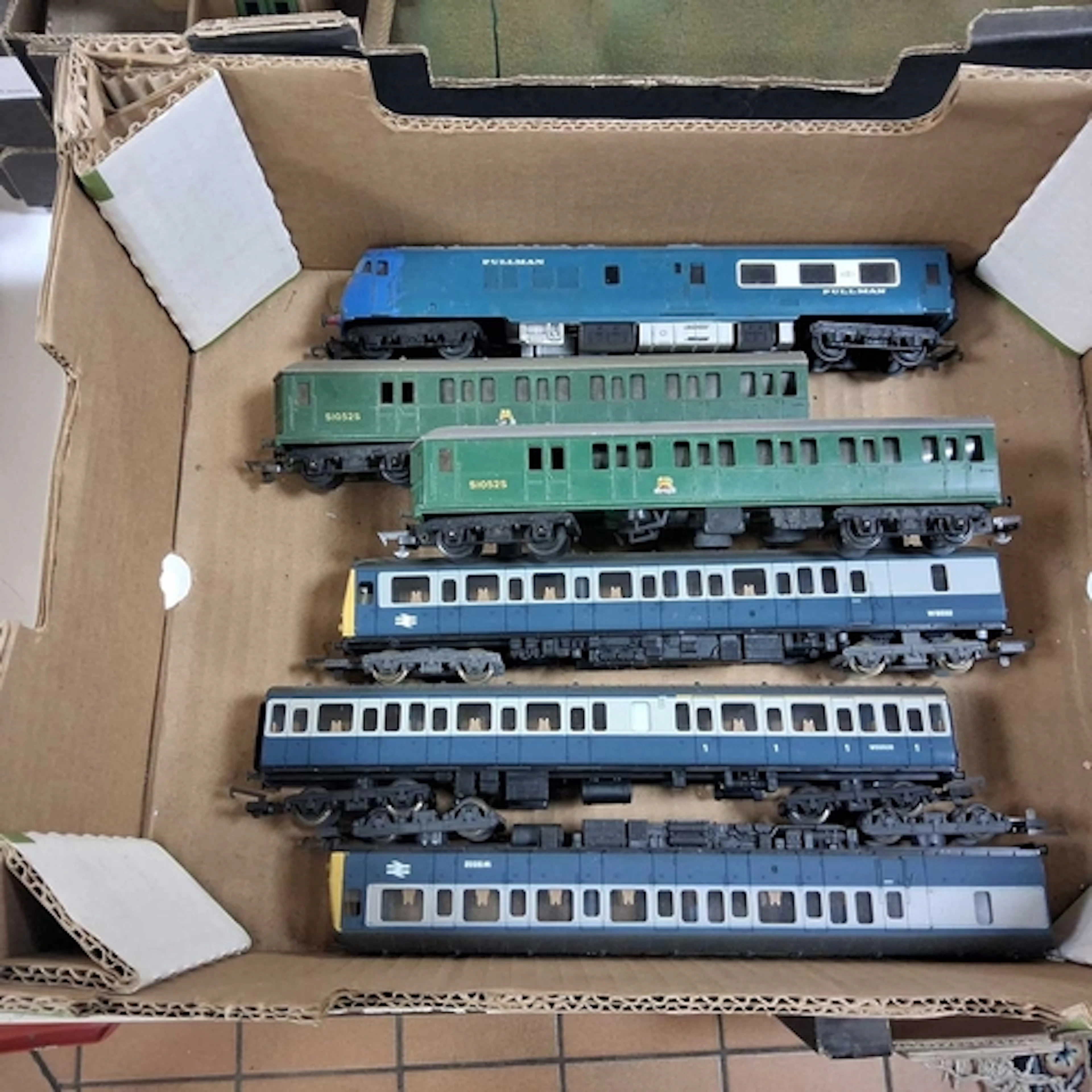 AN UNBOXED LIMA OO GAUGE CLASS 117, THREE-CAR D.M.U. SET, co...