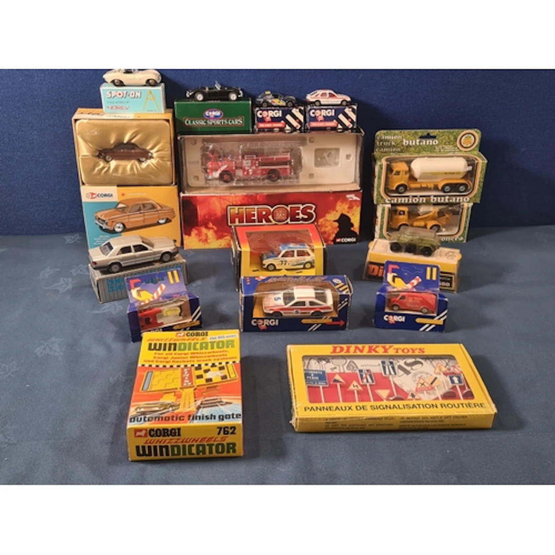 A box of assorted boxed Diecast Models including Dinky Toys ...