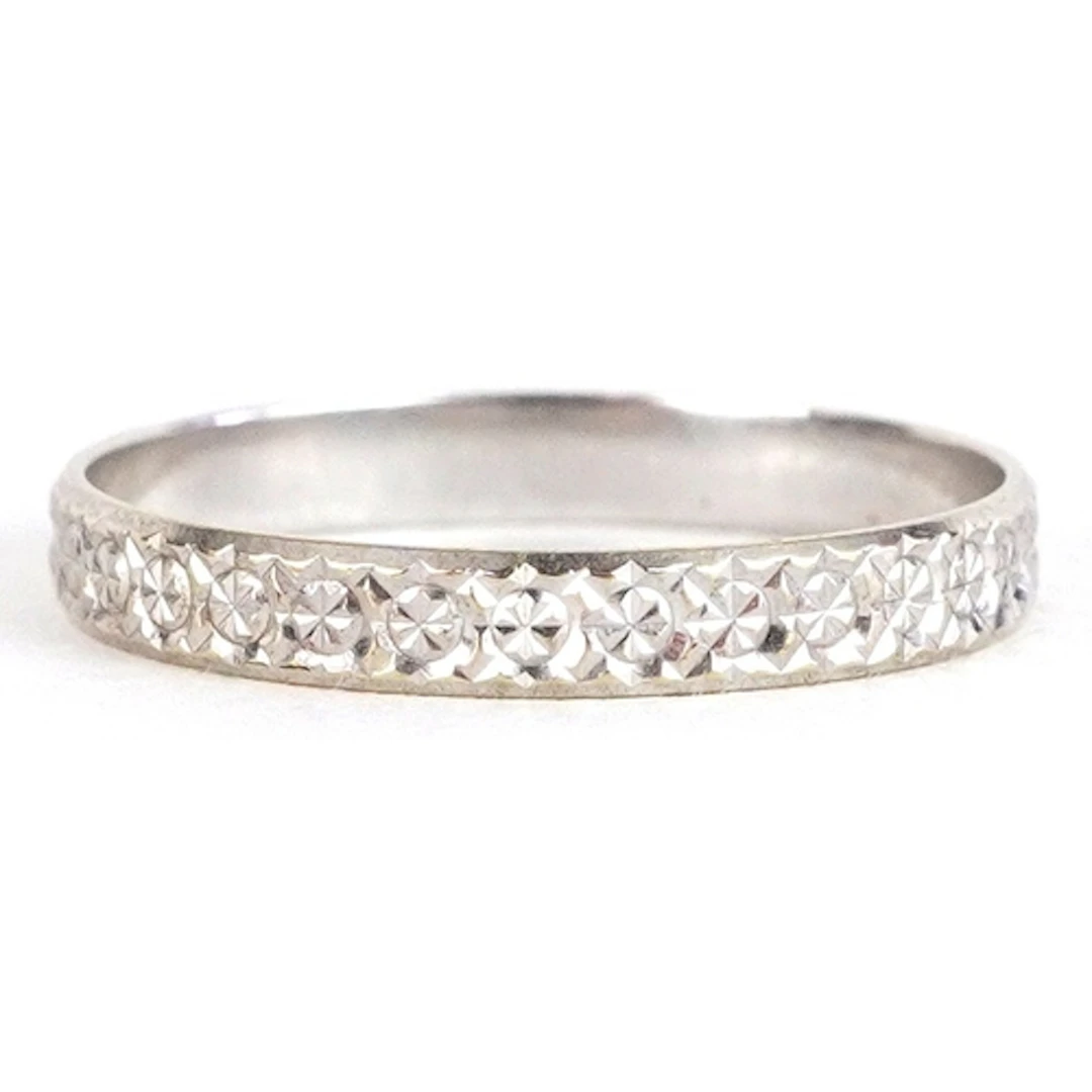 9ct white gold engine turned half eternity ring, size J, 0.8...