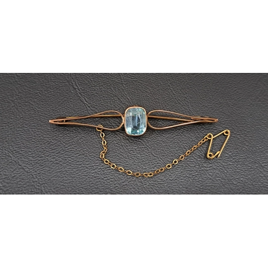 AQUAMARINE COLOURED GLASS SET BROOCH in nine carat gold, 6.3...