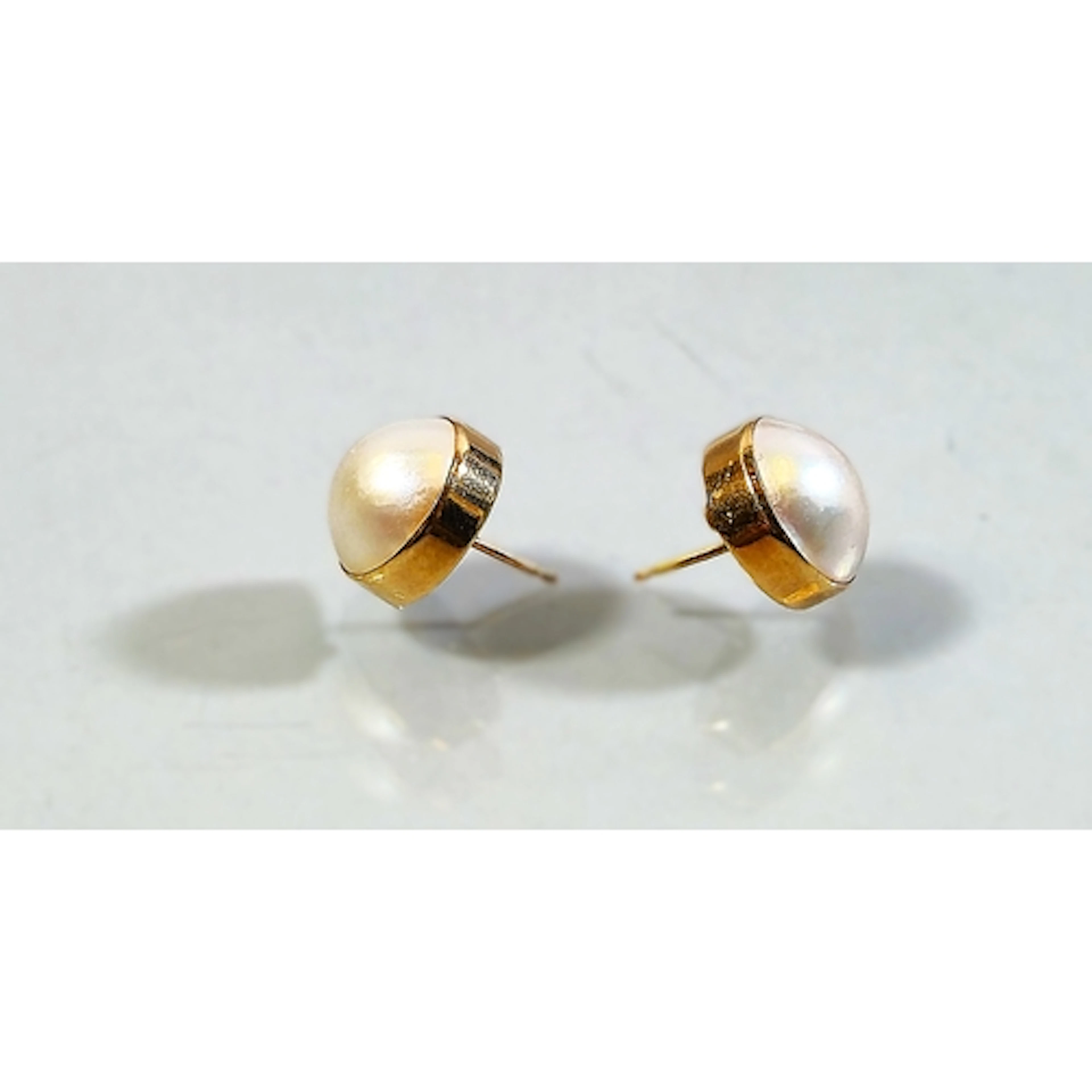 Pair of 9ct gold mabe pearl stud earrings, each pearl measur...