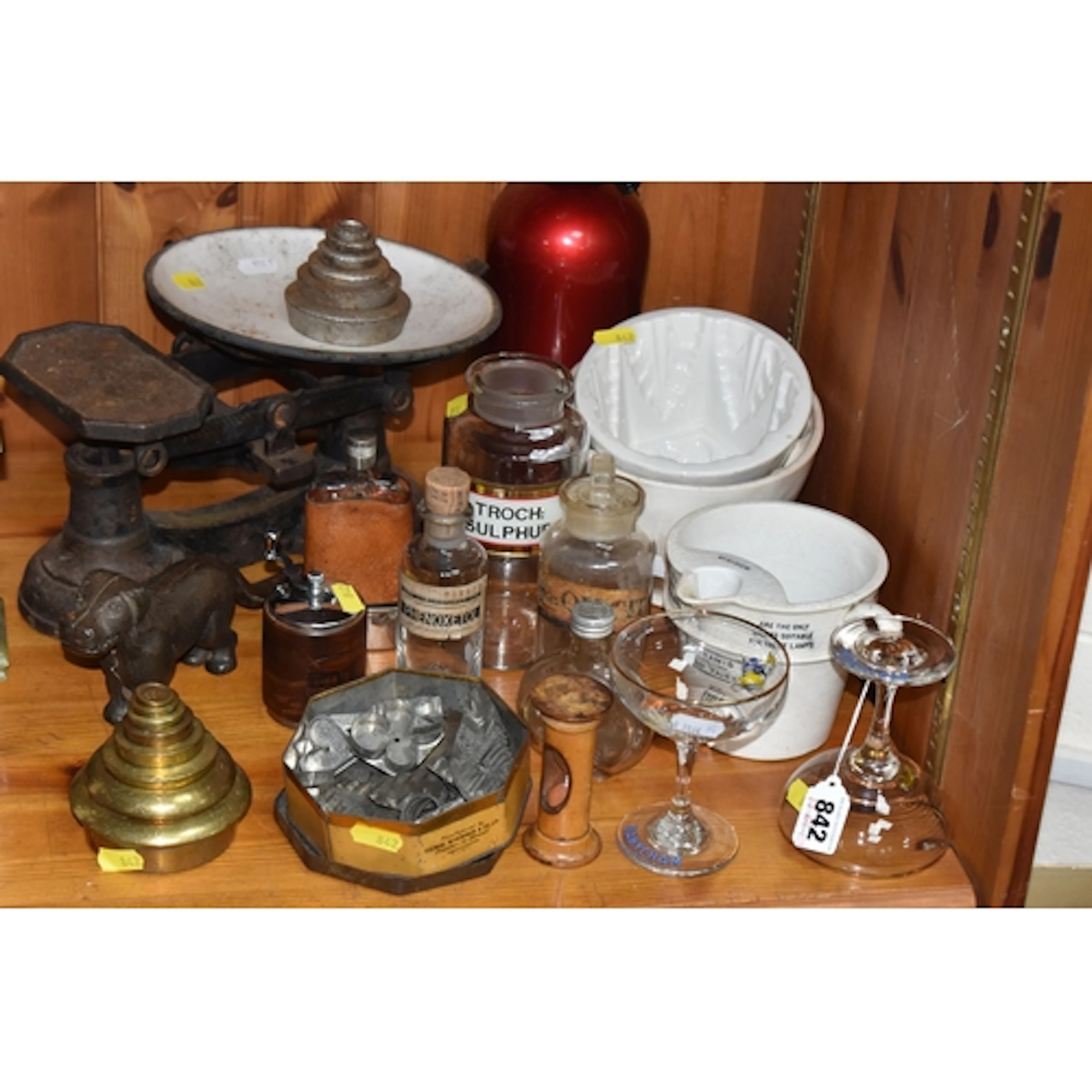 A GROUP OF KITCHEN WARES, CHEMIST'S BOTTLES AND SUNDRY ITEMS...