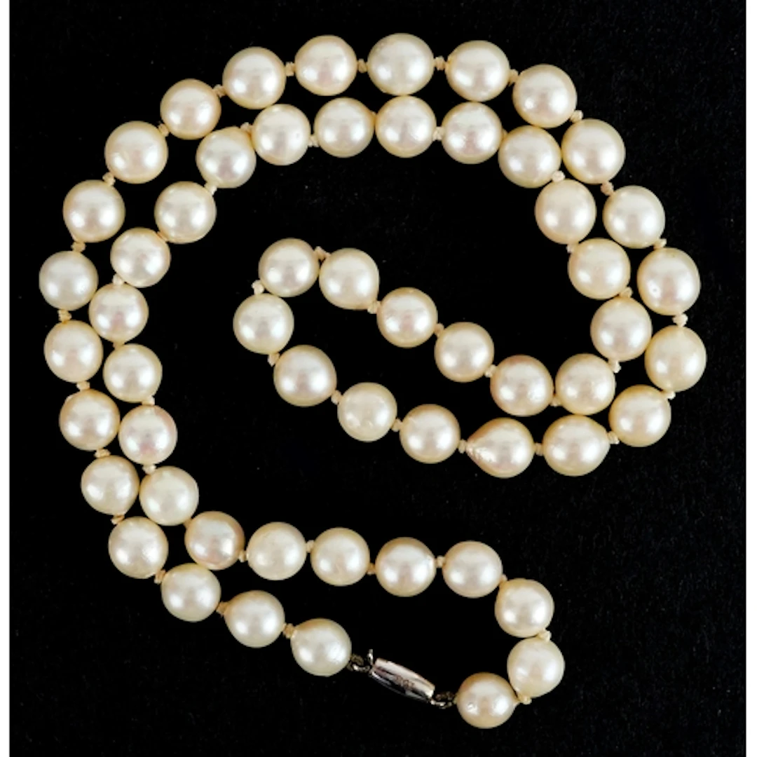 Cultured pearl necklace with 9ct white gold clasp, each pear...