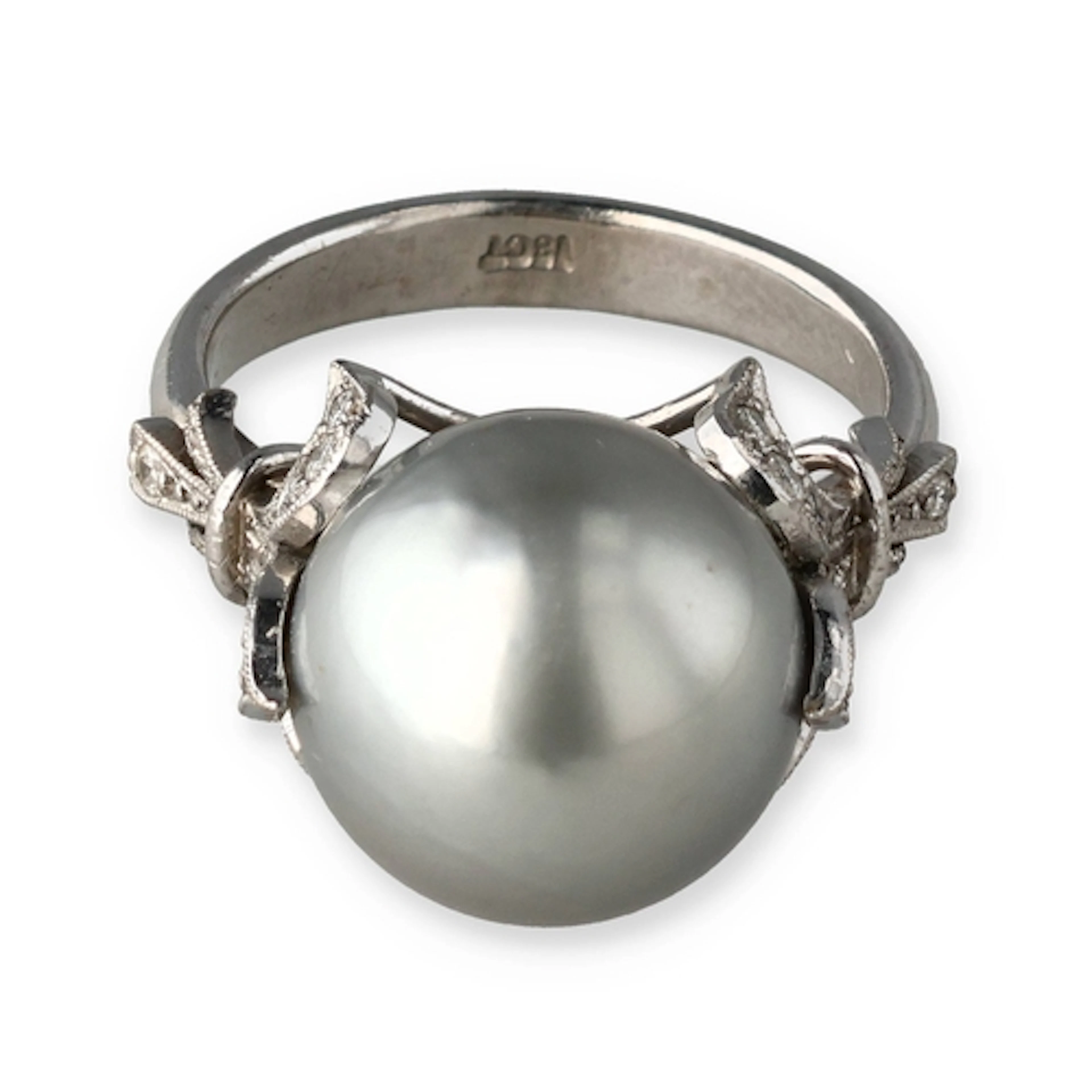 AN 18CT WHITE GOLD, DIAMOND AND PEARL RING The central grey ...