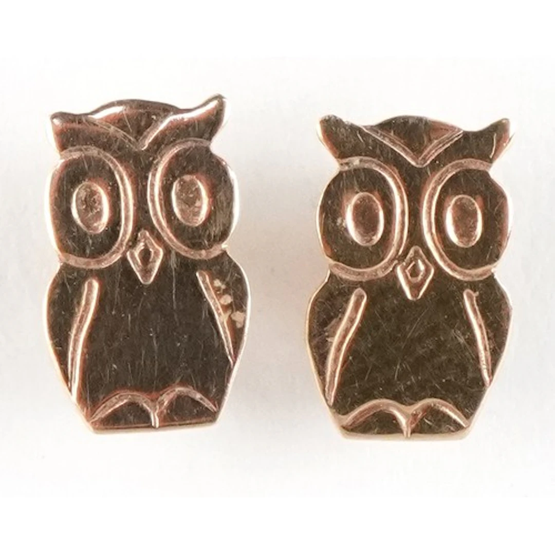 Pair of 9ct gold owl stud earrings, 8.2mm high, total 0.4g.
