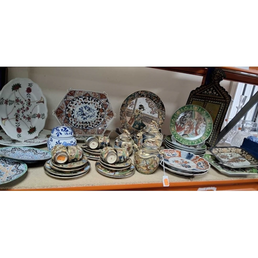 A GROUP OF CERAMICS AND SUNDRY ITEMS WITH AN INTERNATIONAL T...
