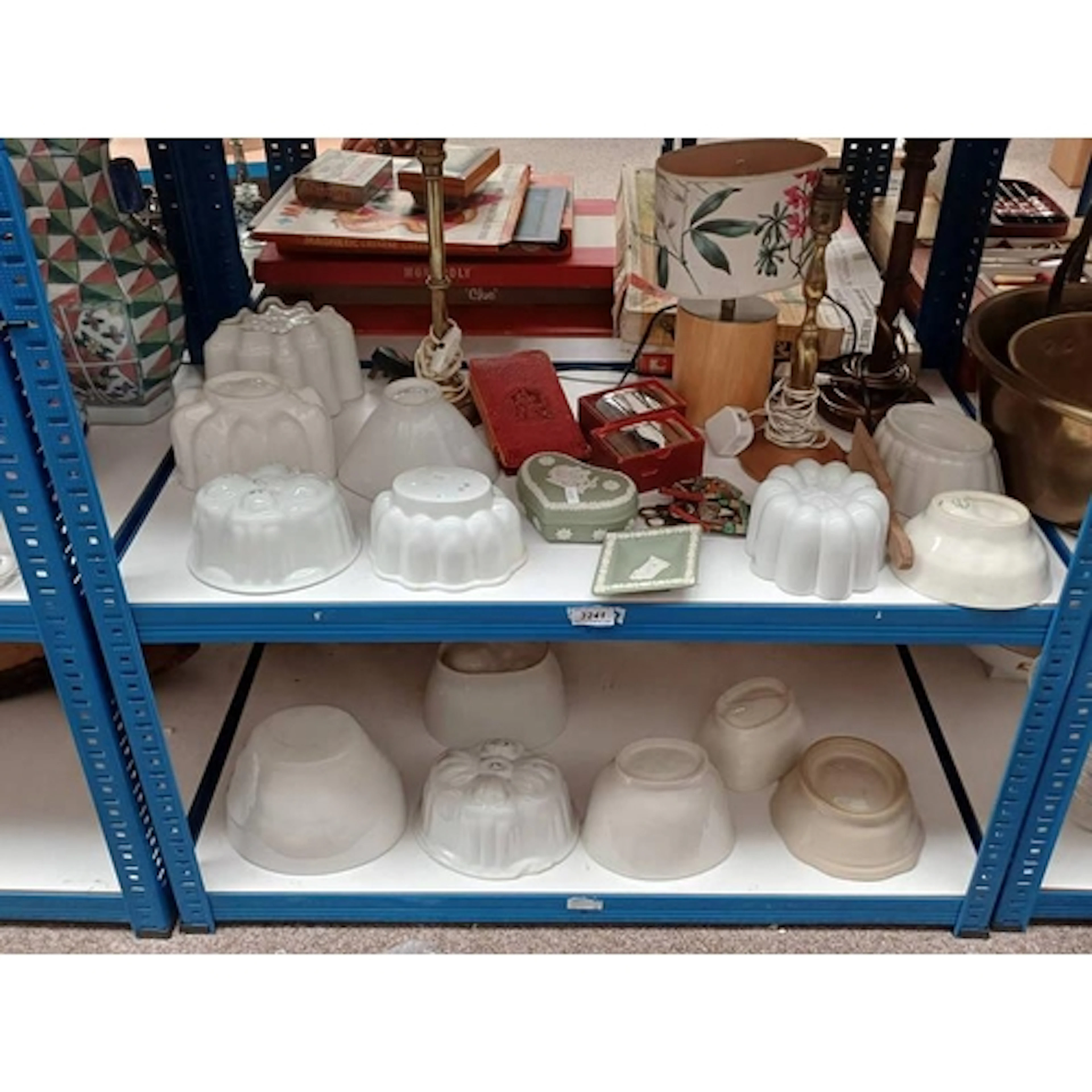 SELECTION OF VARIOUS ITEMS INCLUDING TABLE LAMPS, JELLY MOUL...