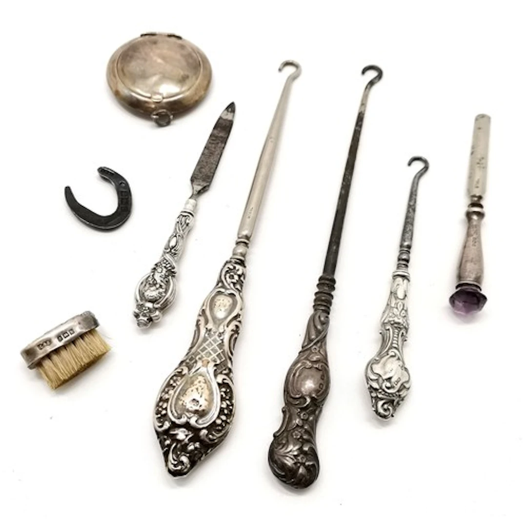 Qty of silver inc lucky horseshoe, handled buttonhooks (long...