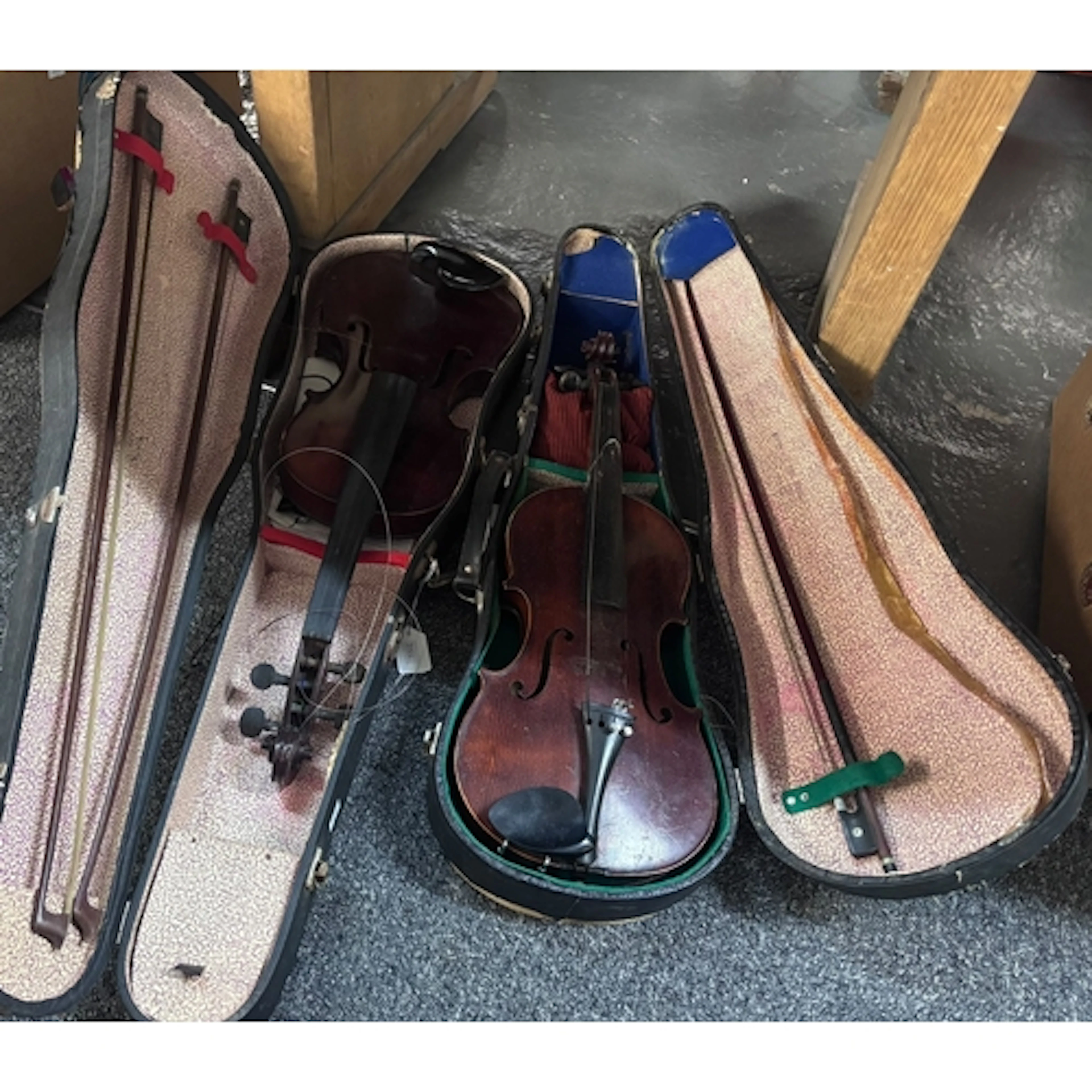 French Medio-Fino single back violin in fitted case with bow...