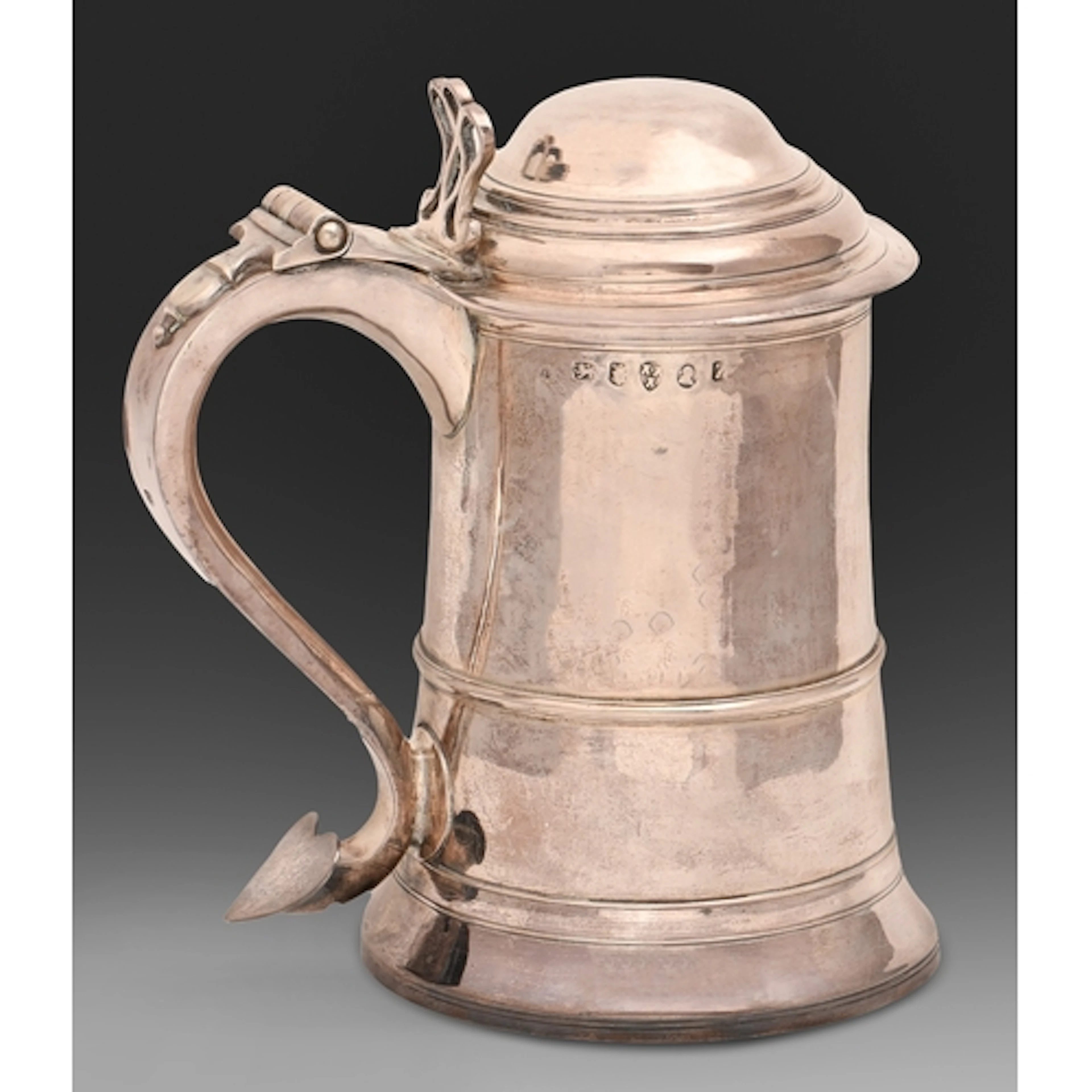 A George III silver tankard, with pierced thumbpiece and ree...