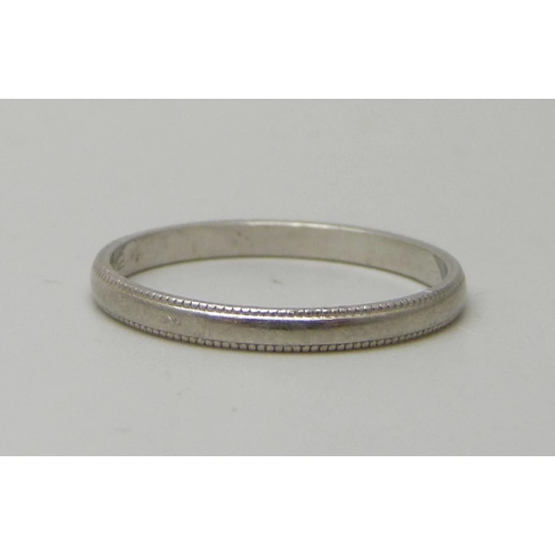 A platinum wedding band ring, 1.9g, M