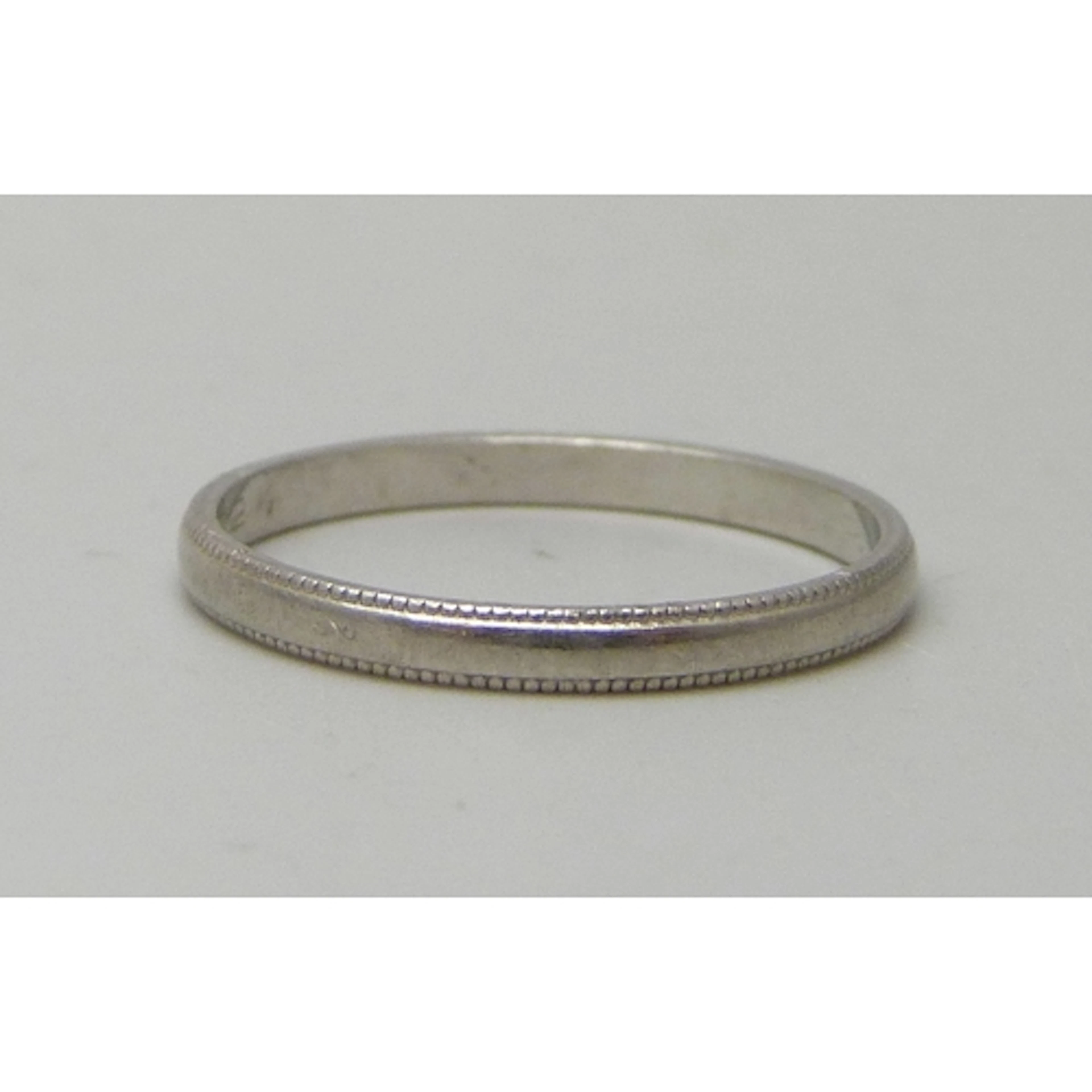 A platinum wedding band ring, 1.9g, M