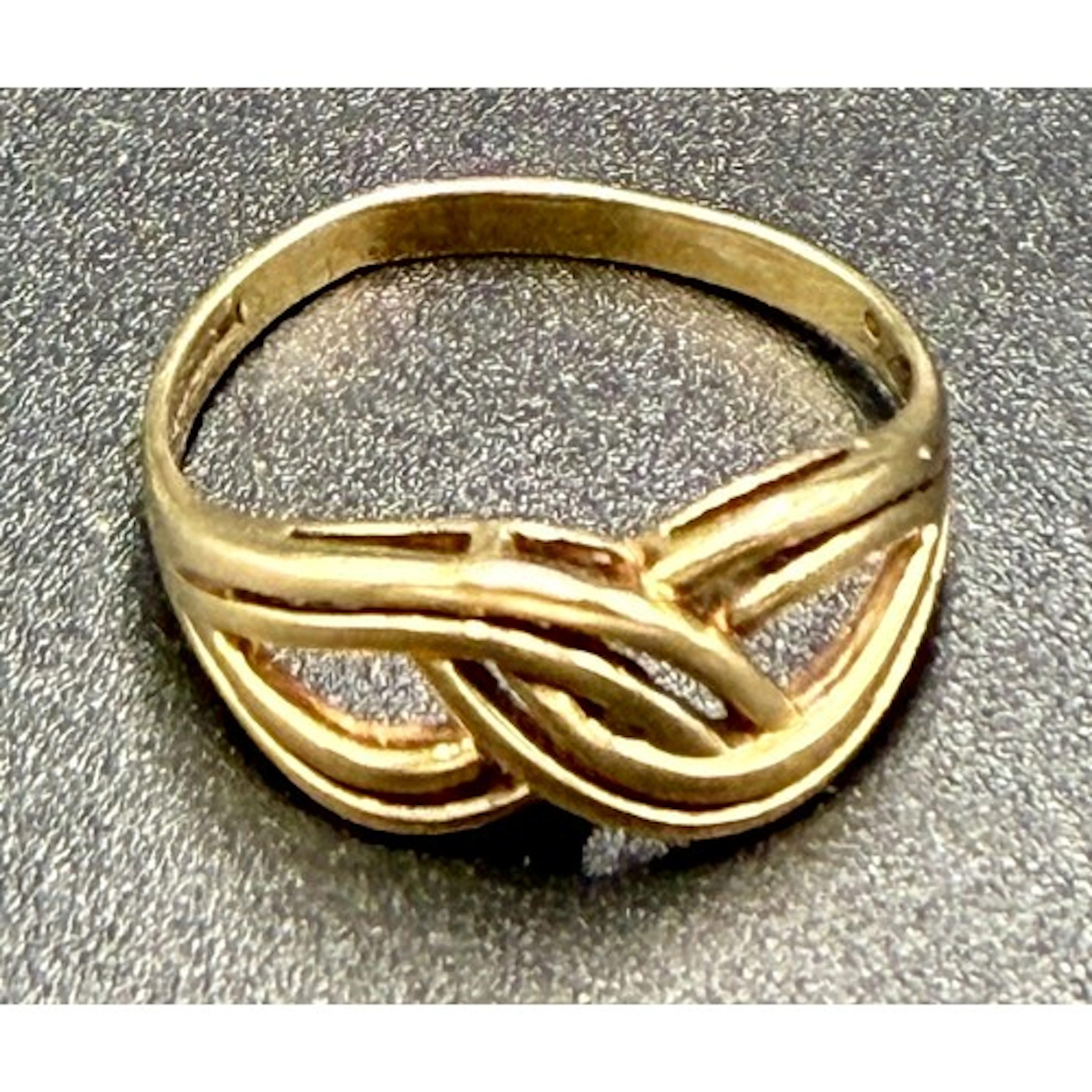 A 9 carat gold ring. Size R. Weight 2.2gm.