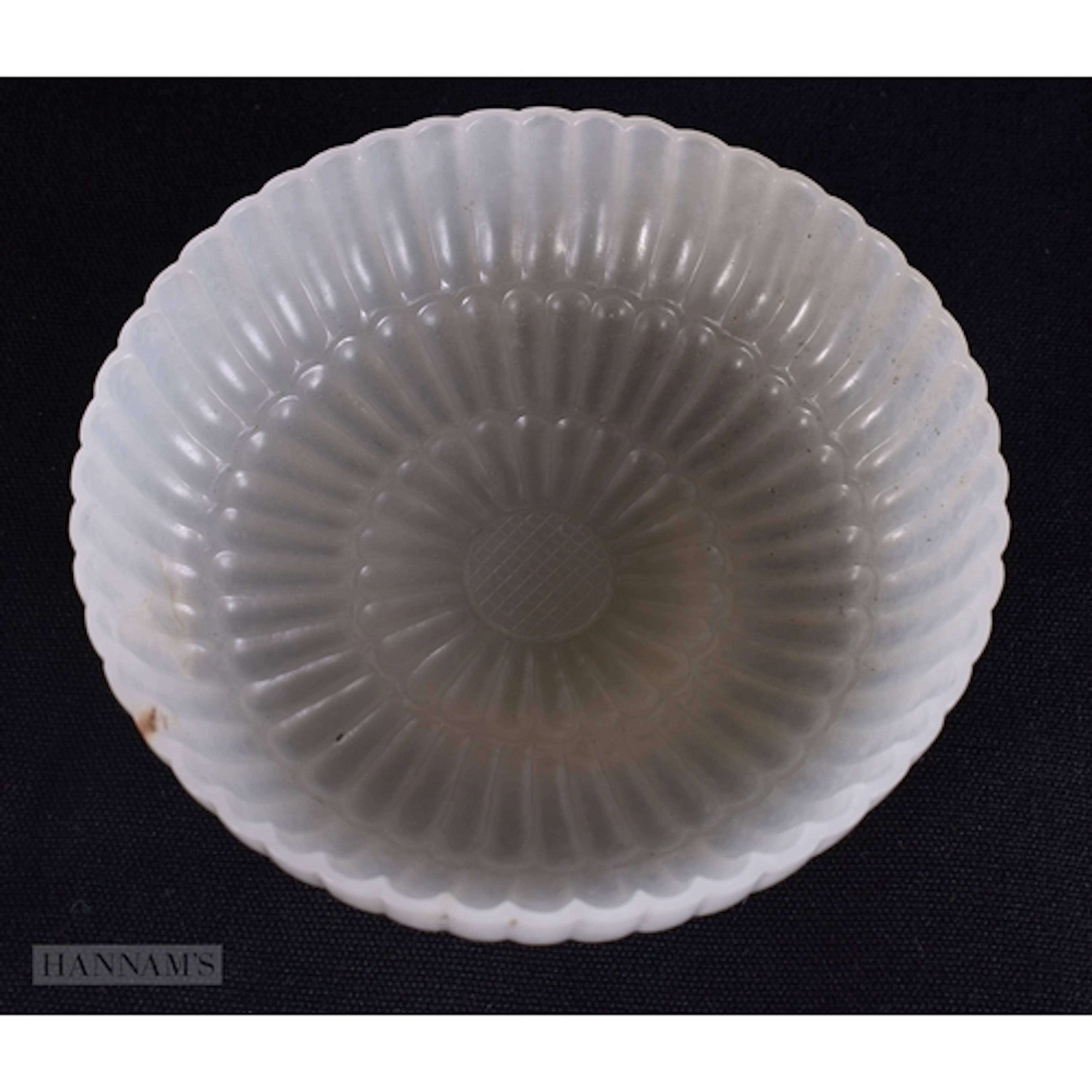 AN 18TH CENTURY CHINESE CHRYSANTHEMUM MOULDED JADE DISH Qian...